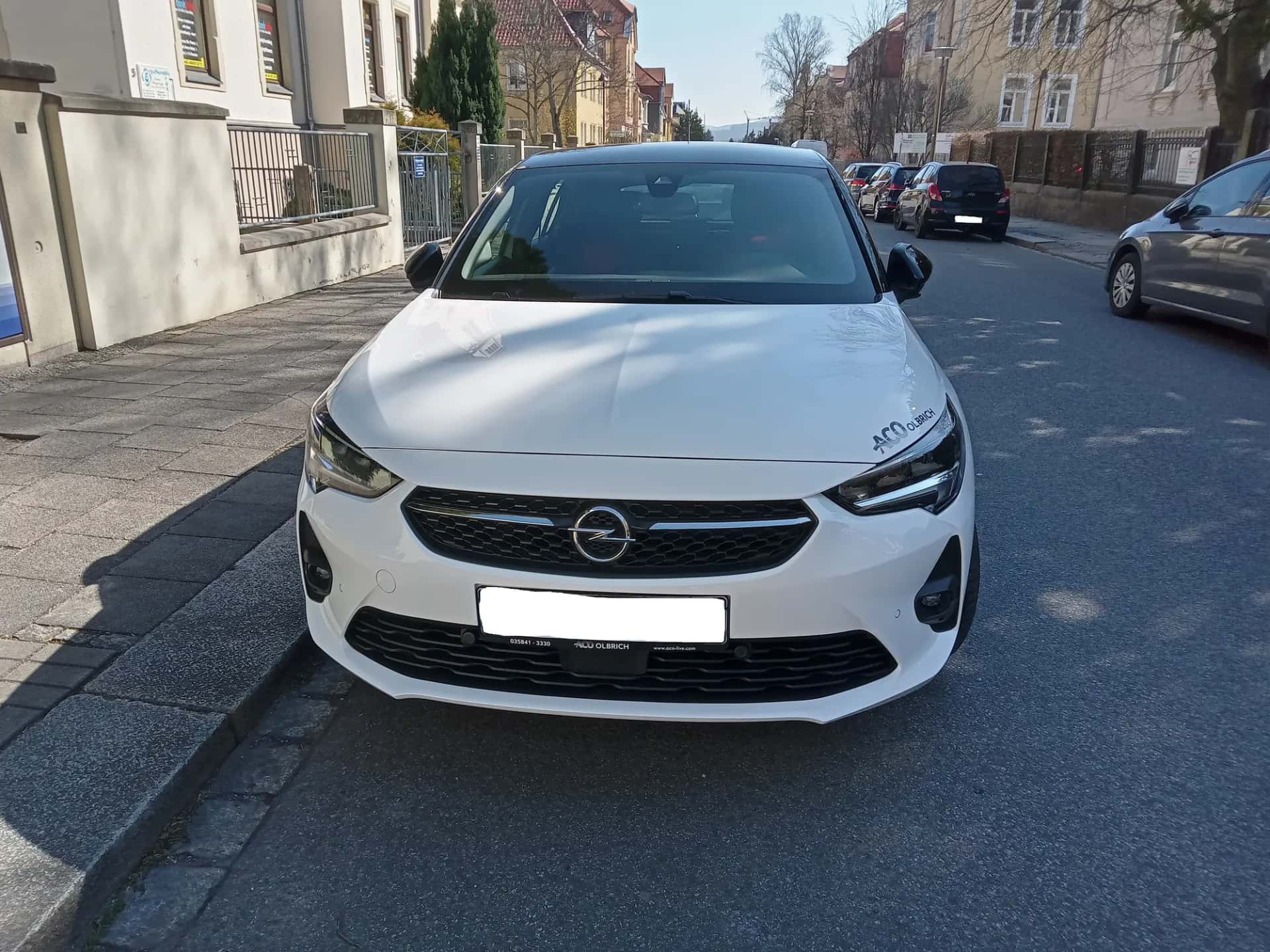 Vue de face de l'Opel Corsa-e, citadine électrique aux phares à vision ailée