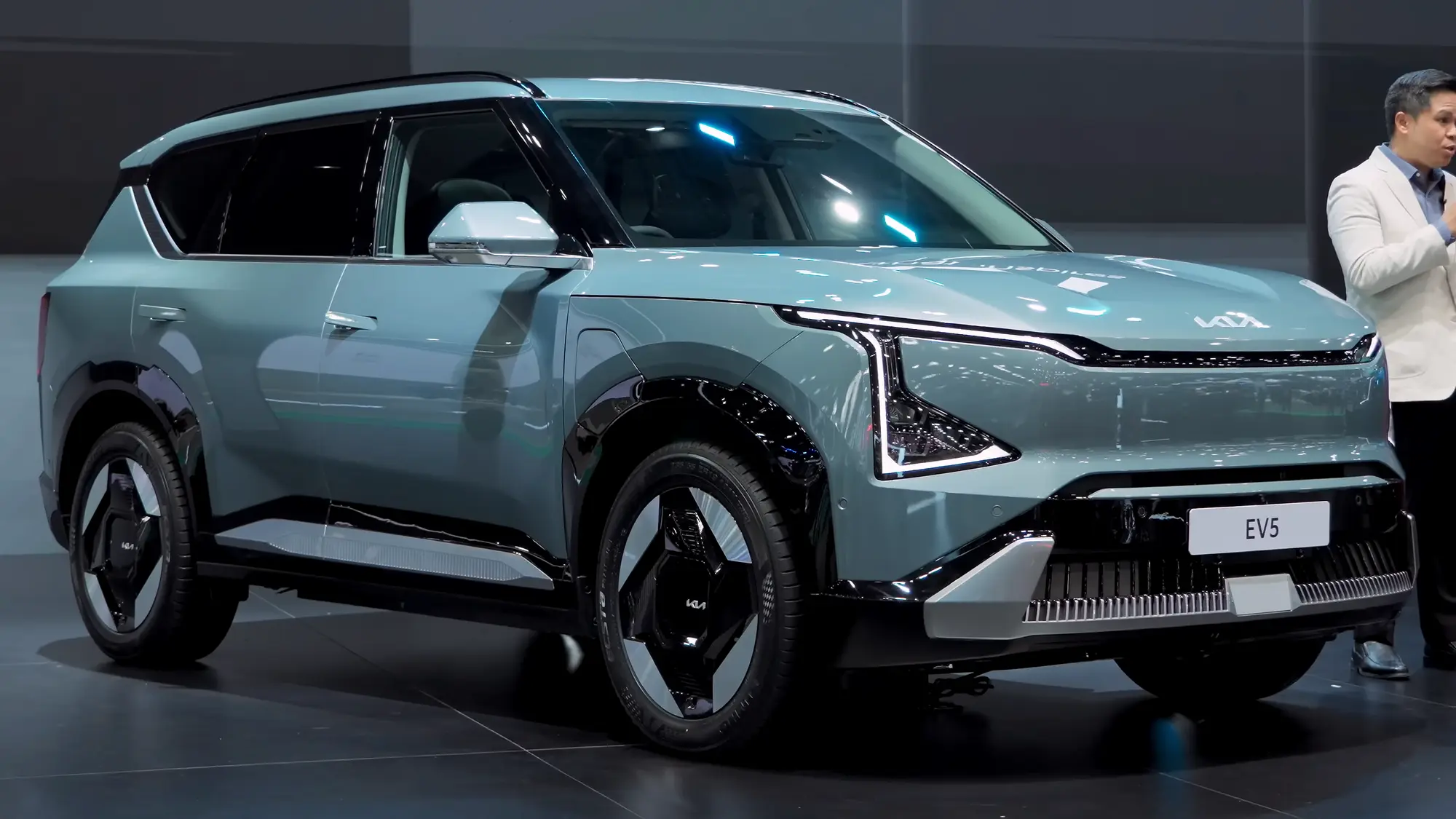 Le SUV Kia EV5 vert d'eau vu de trois quarts avant
