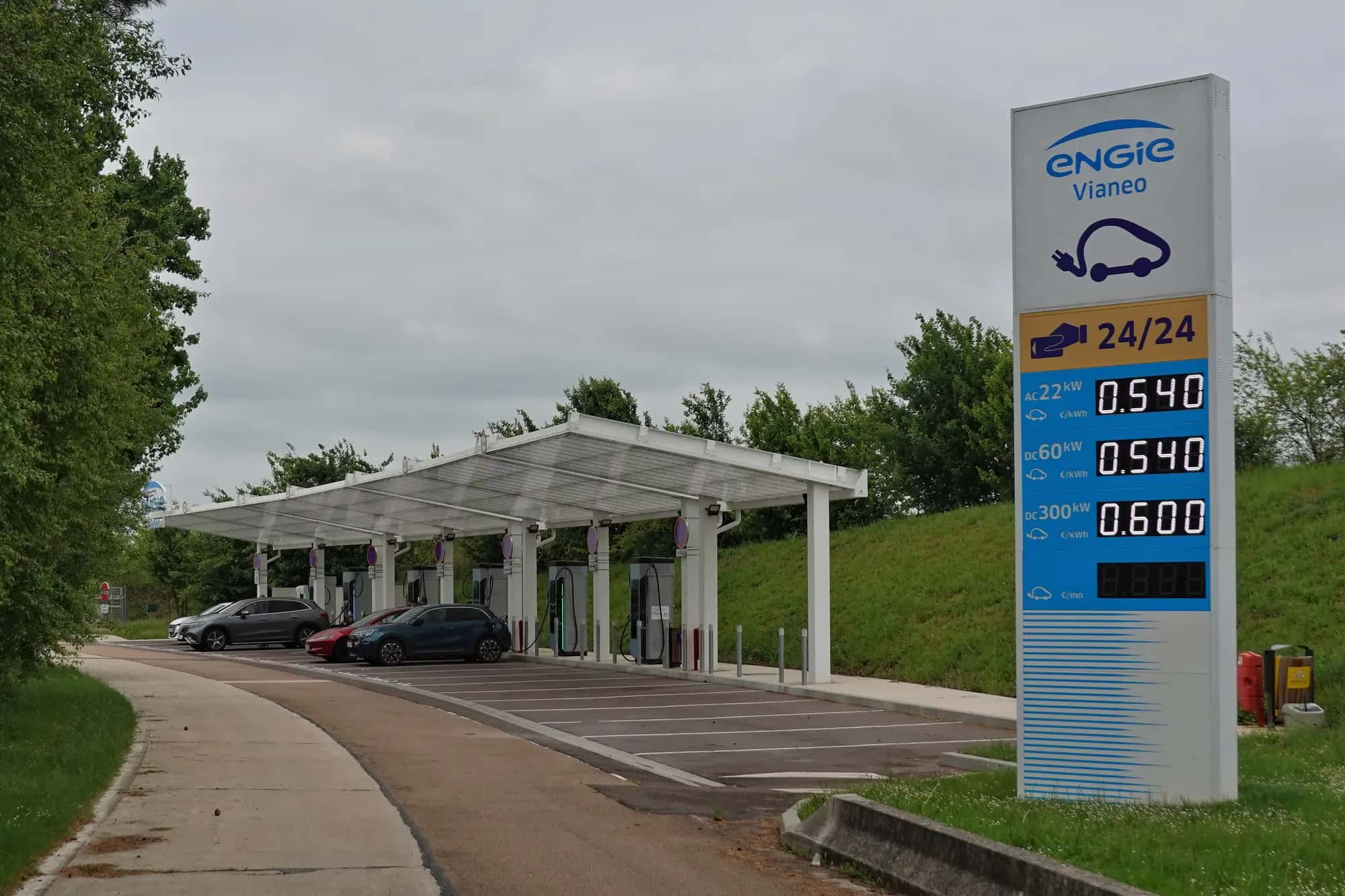 Borne de recharge Engie Vianeo sur une aire d'autoroute en France