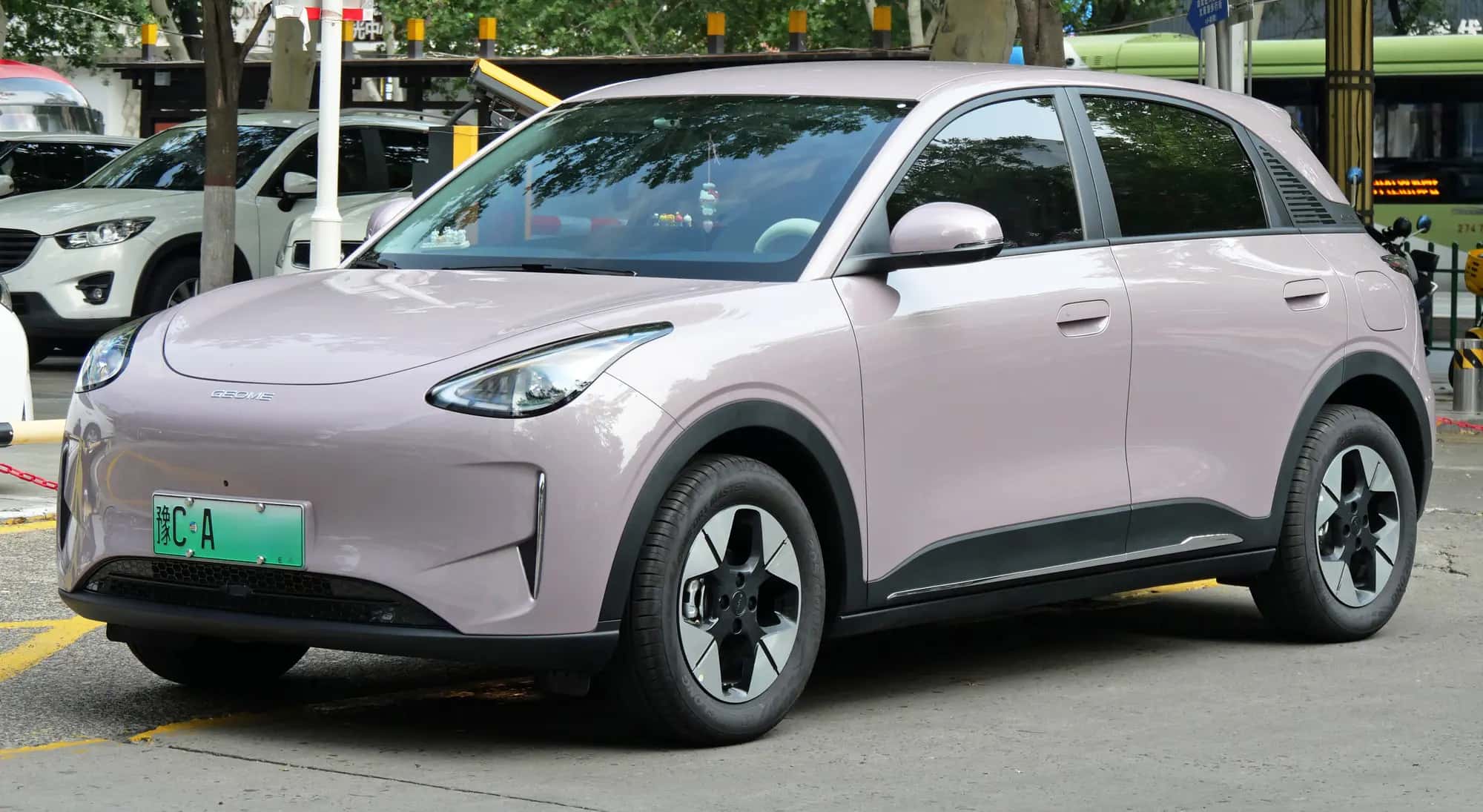 Vue avant trois quarts de la Geely Xingyuan (E2), citadine électrique chinoise