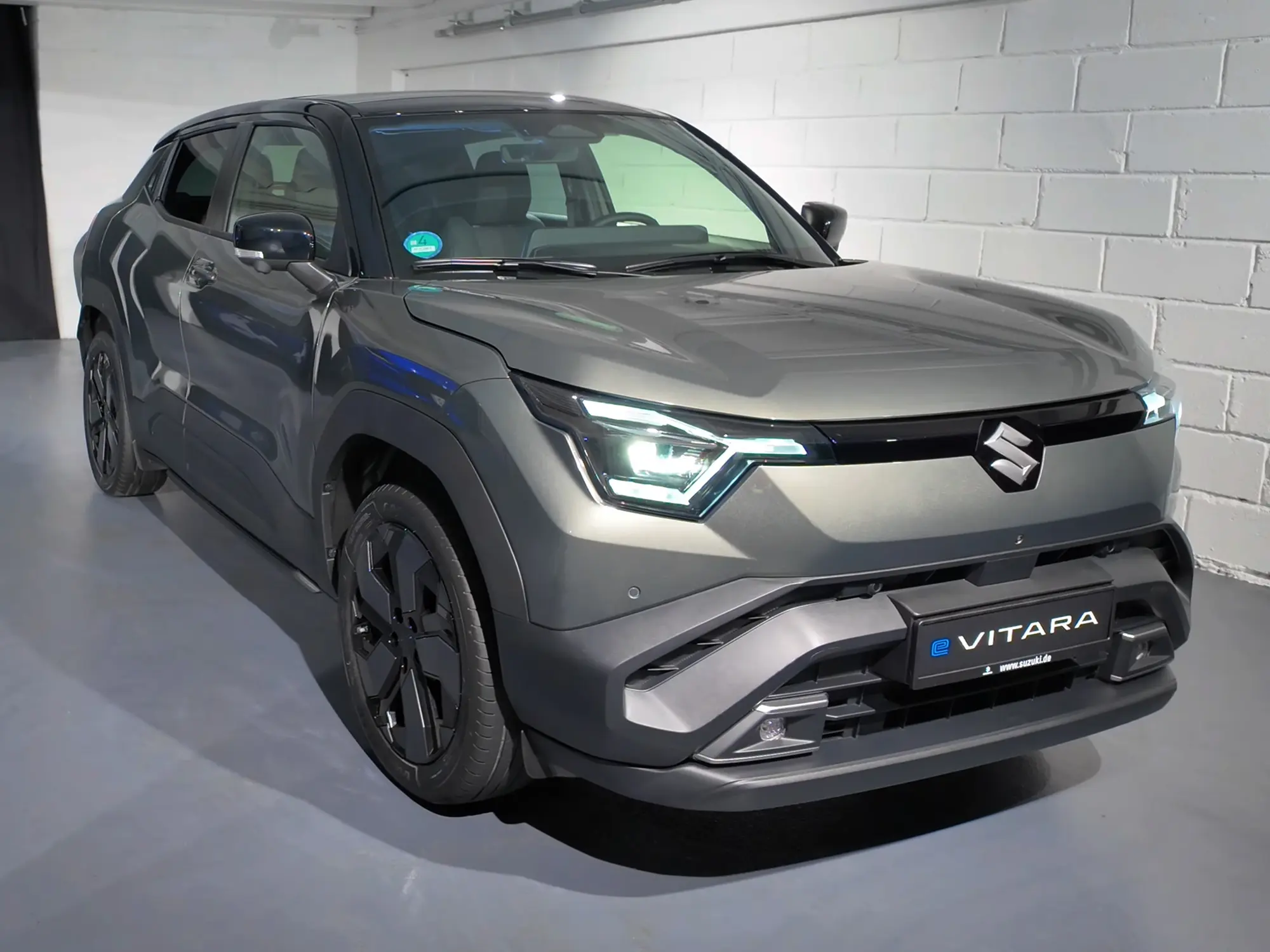 Le Suzuki e-Vitara gris vu de trois quarts avant, calandre et feux à LED