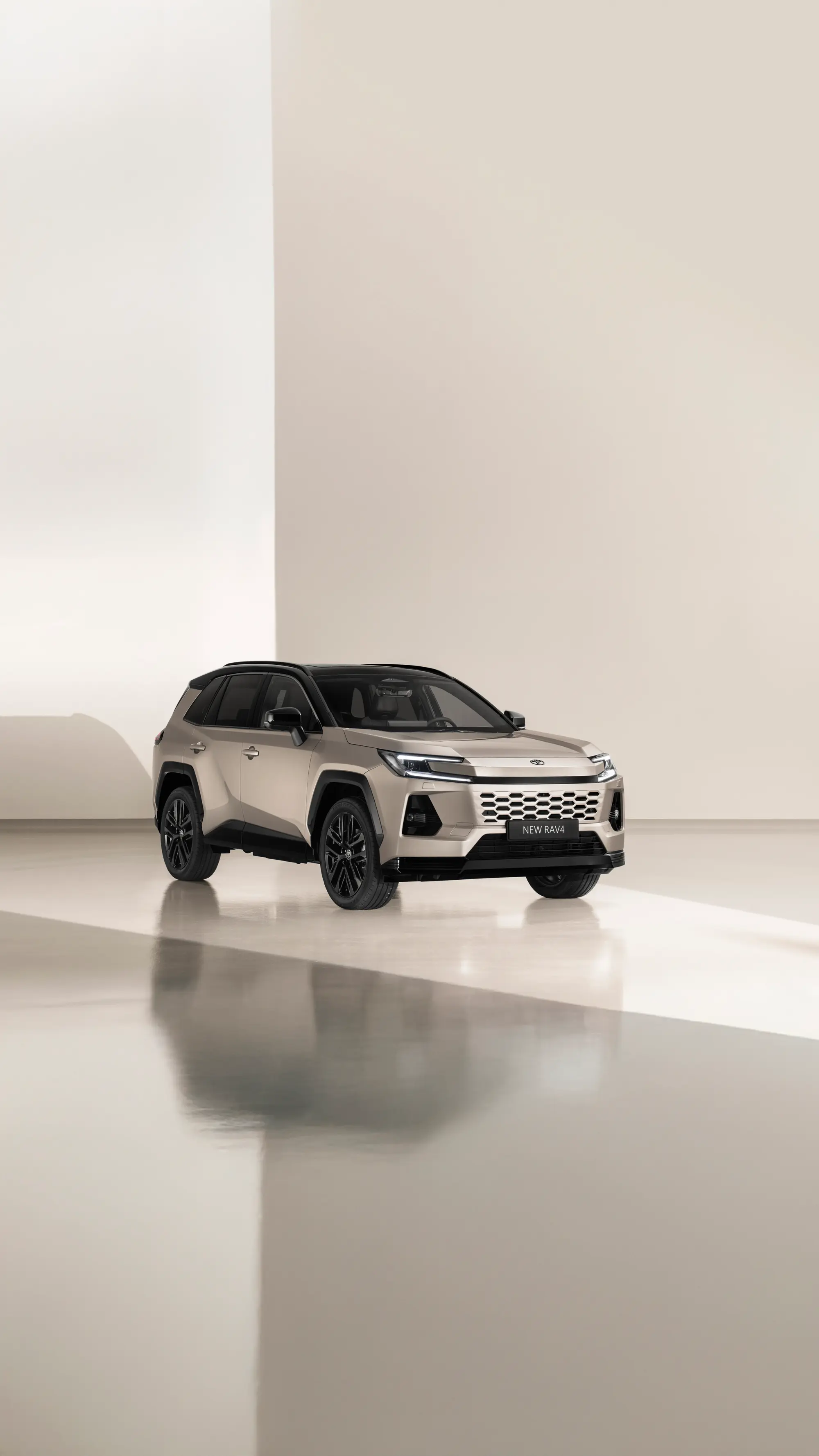 Le Toyota RAV4 2026 beige vu de trois quarts avant en studio