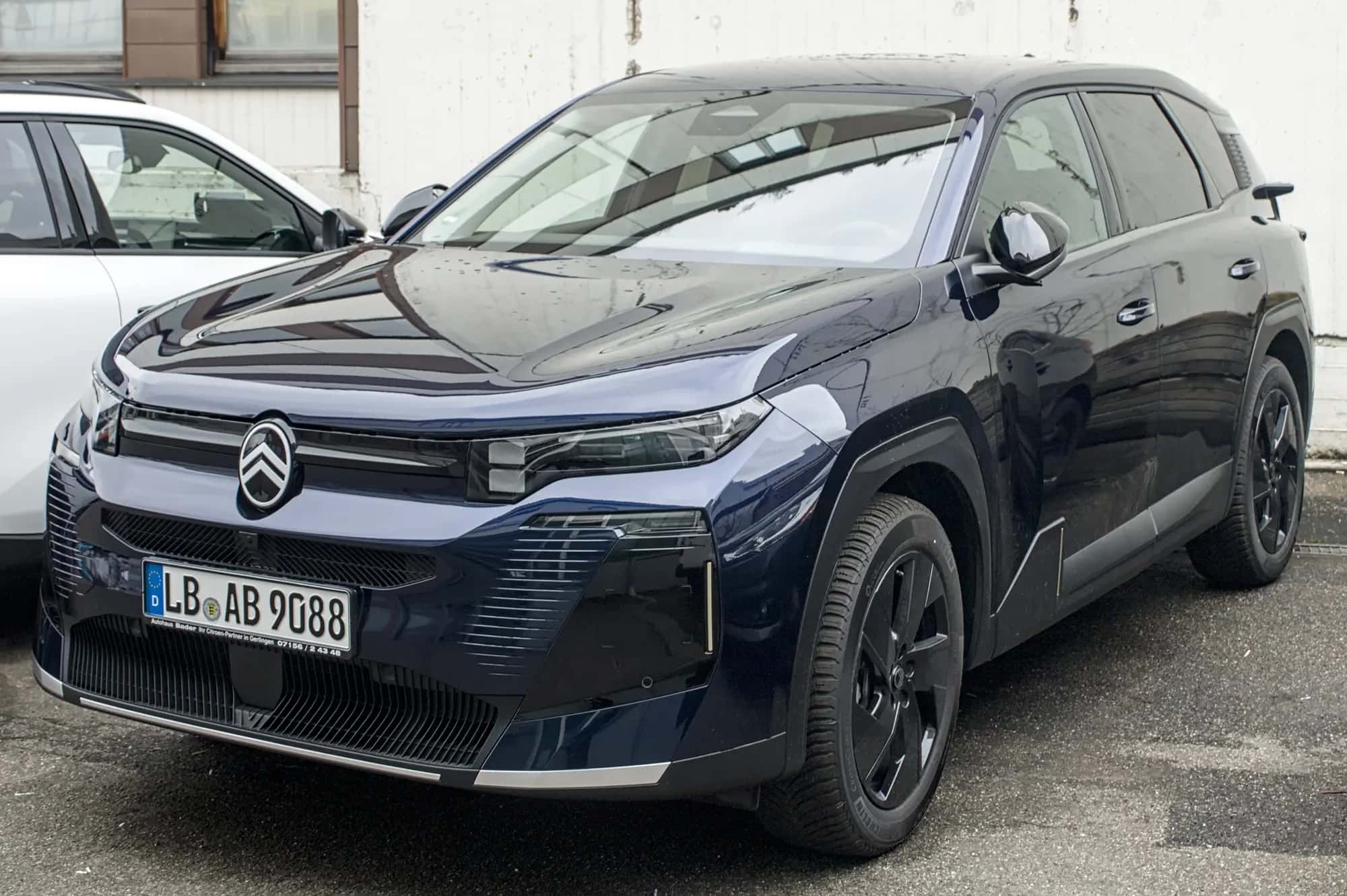 Le nouveau Citroën C5 Aircross bleu foncé vu de trois quarts avant