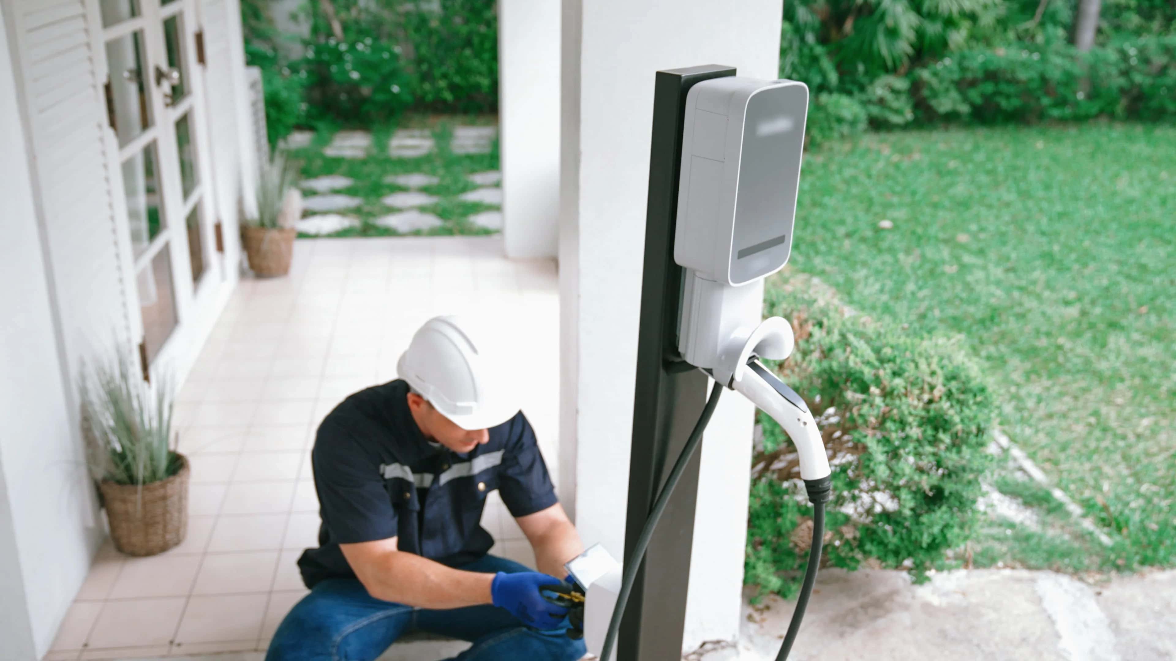 Pourquoi choisir un électricien certifié IRVE pour l'installation de bornes de recharge en entreprise ?