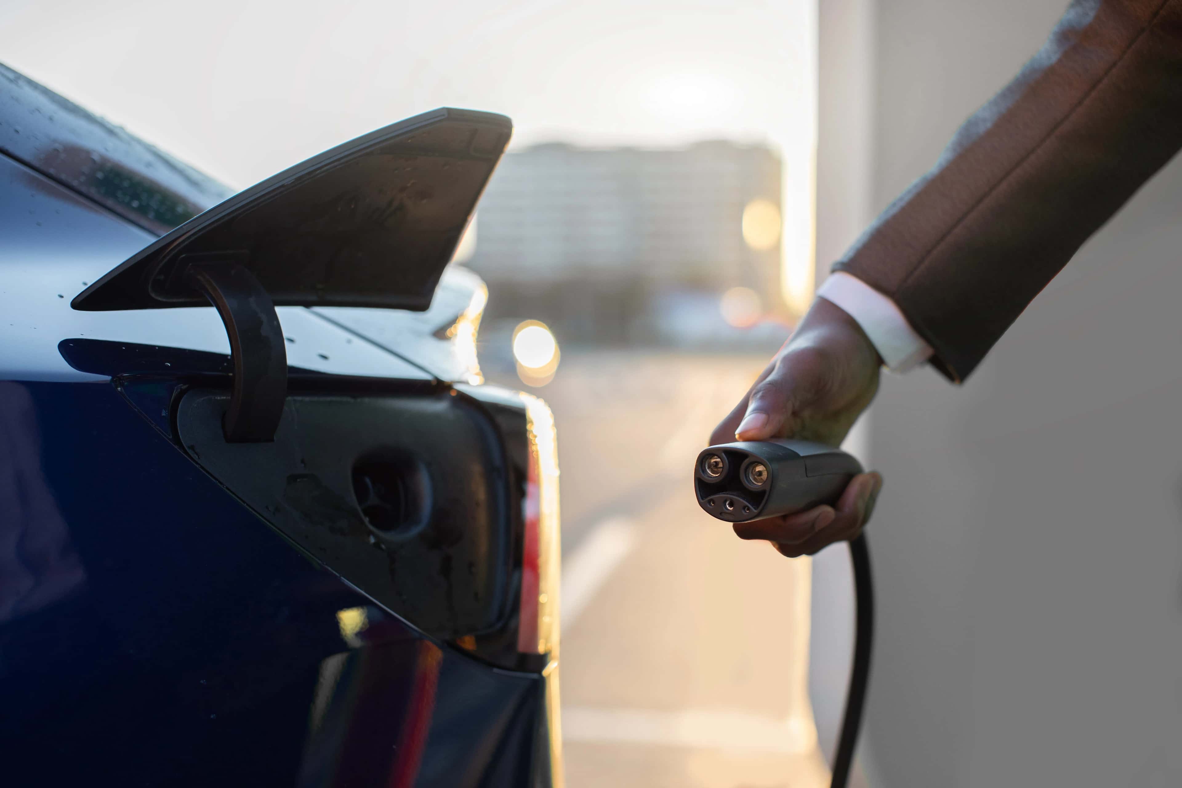 Électrique vs Essence : quelles différences pour le conducteur ?