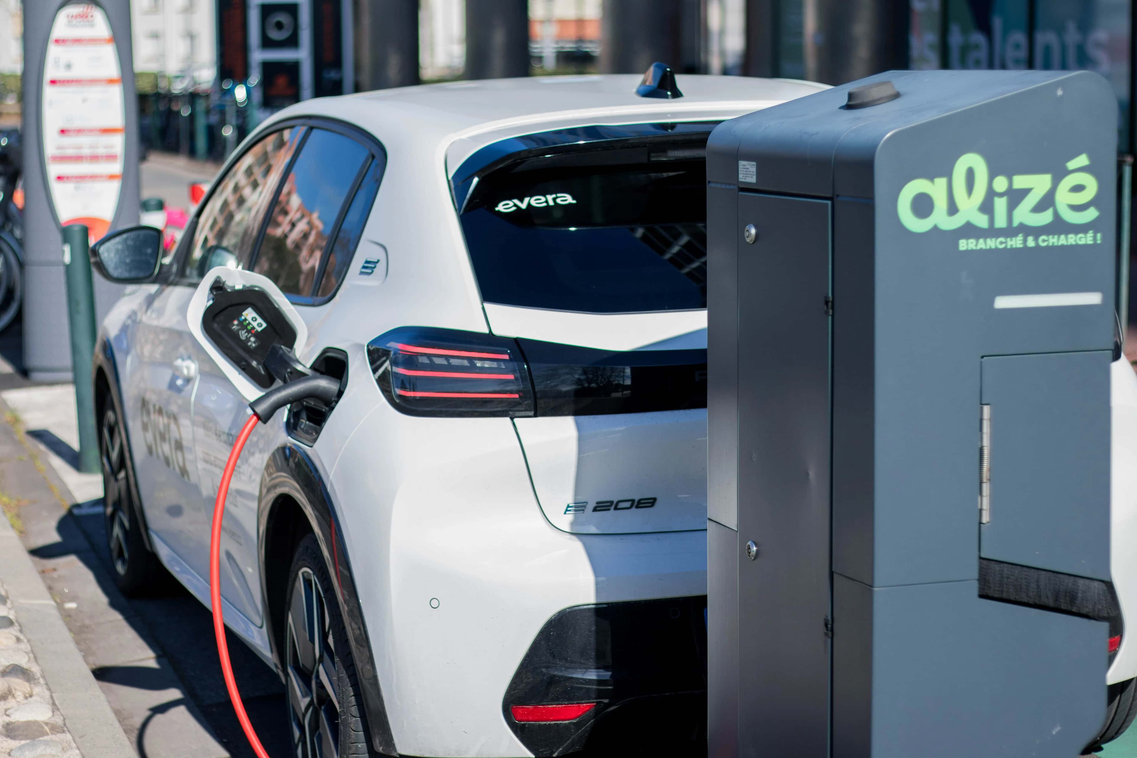 Optez pour la mobilité électrique professionnelle avec nos voitures compactes