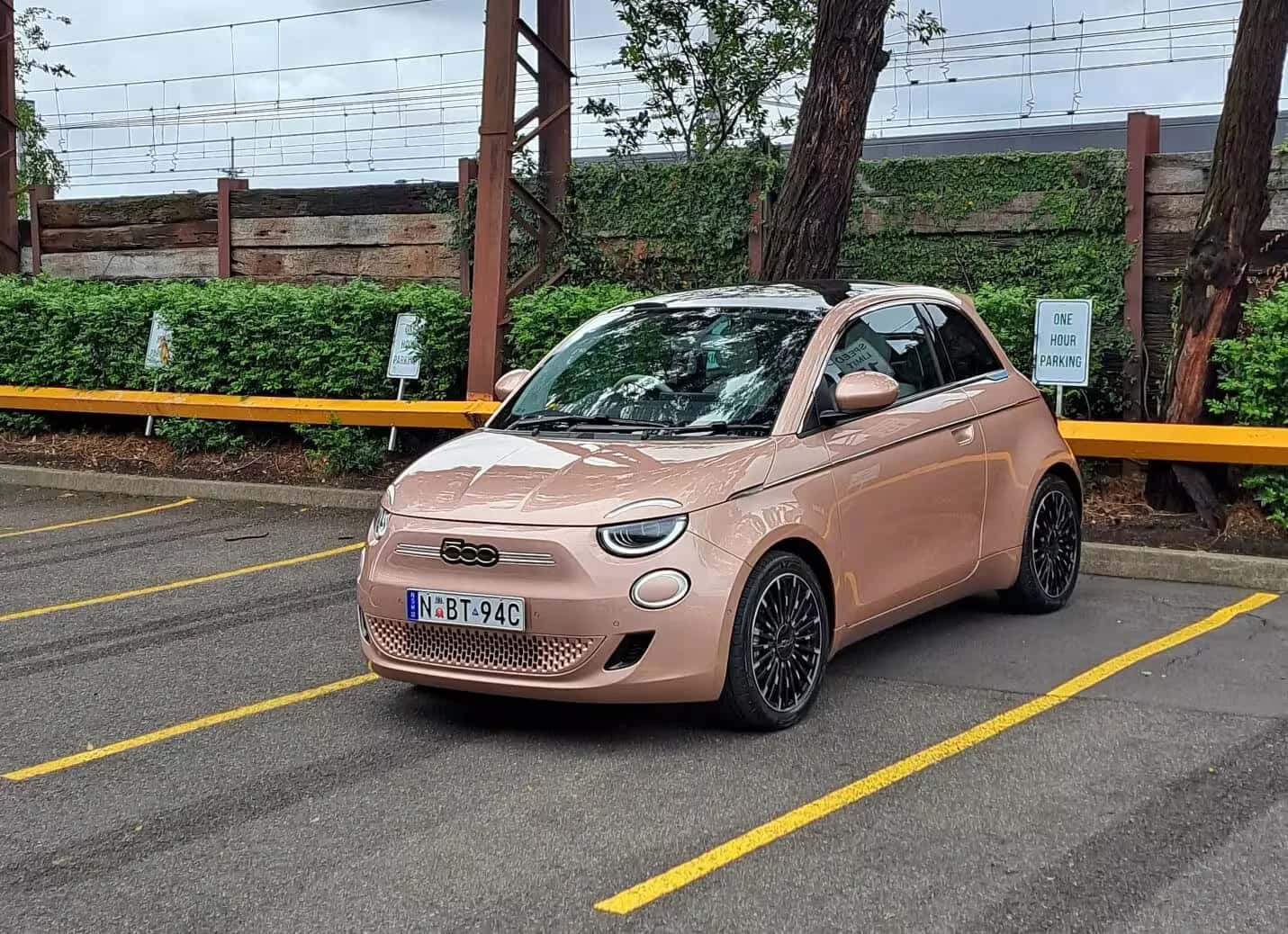 Fiat 500e La Prima 42 kWh : Une Citadine Électrique Charismatique pour les Urbains