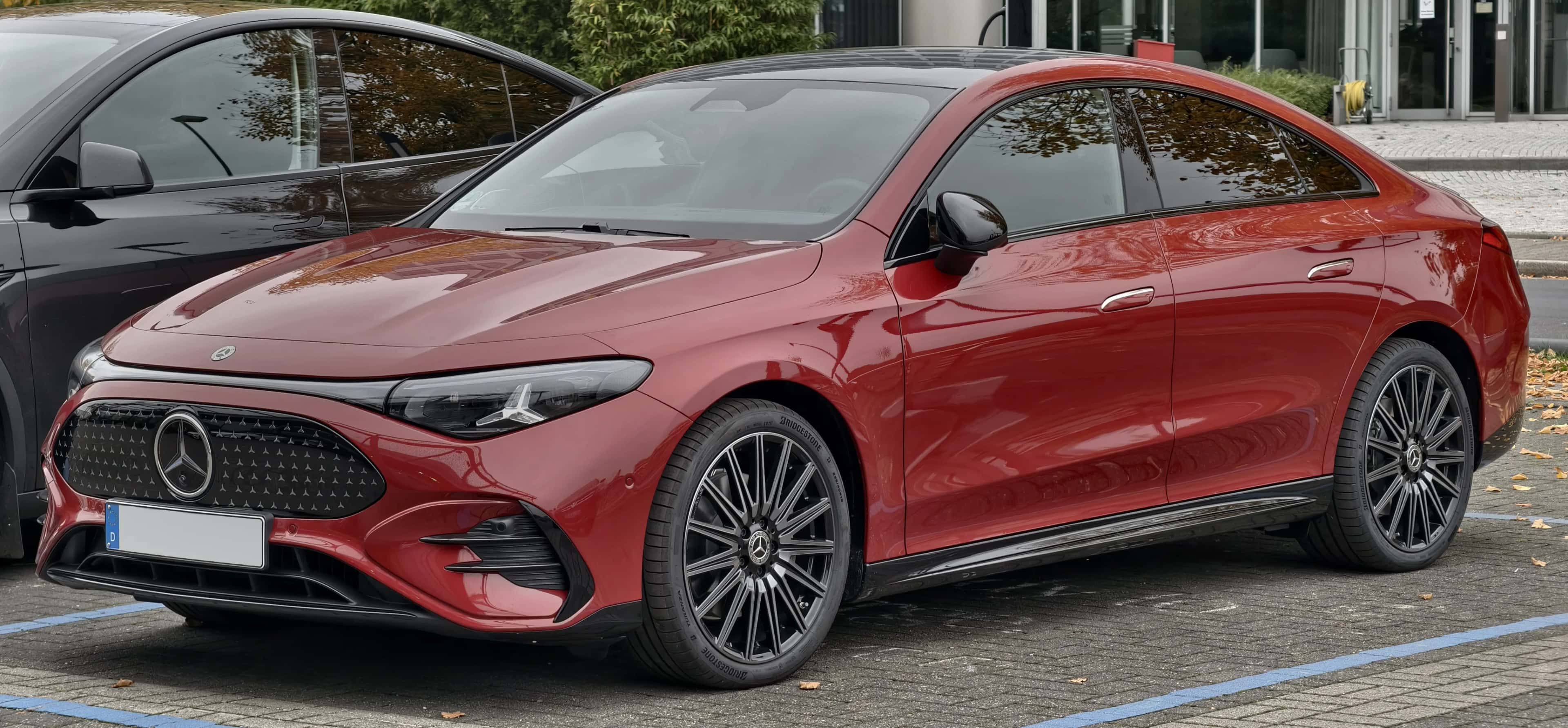 Mercedes CLA 250+ AMG Line Plus 2026, vue avant détaillée, calandre fermée parsemée d'étoiles Mercedes et signature lumineuse