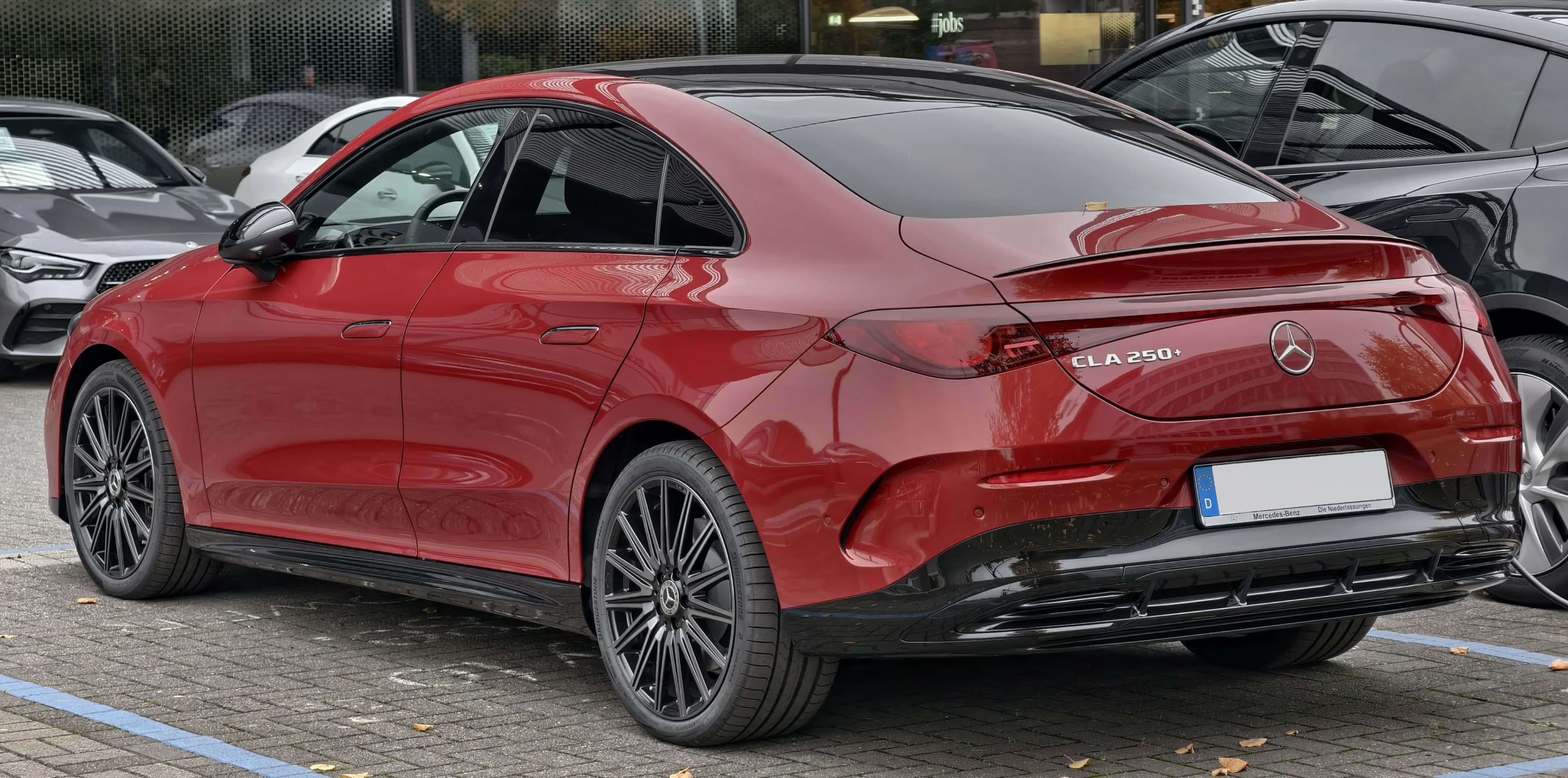 Mercedes CLA 250+ AMG Line Plus 2026, vue de trois quarts arrière, feux LED tridimensionnels et bandeau lumineux