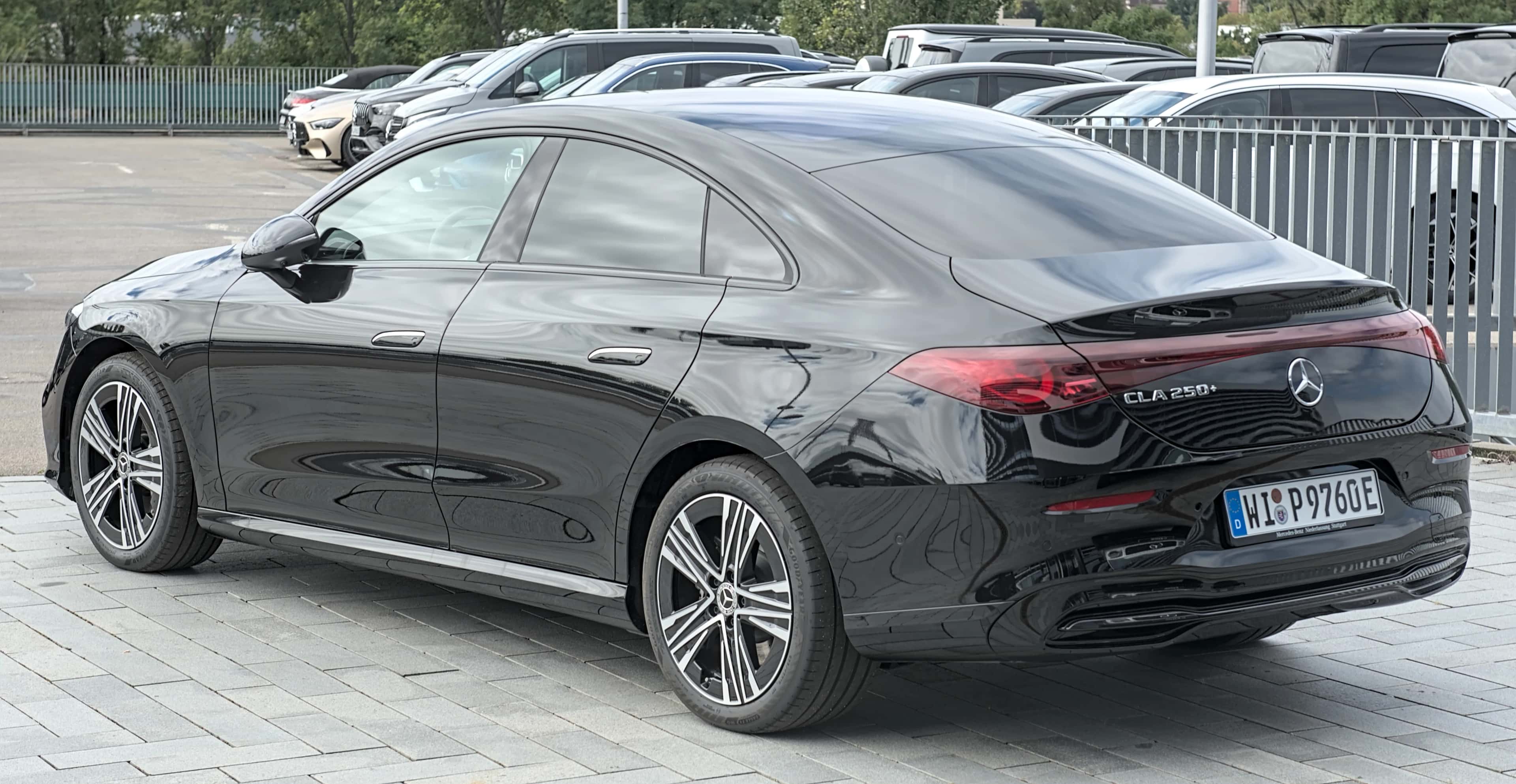 Mercedes-Benz CLA 250+ C174 vue de profil, ligne de toit plongeante coupé quatre portes, jantes 19 pouces aéro