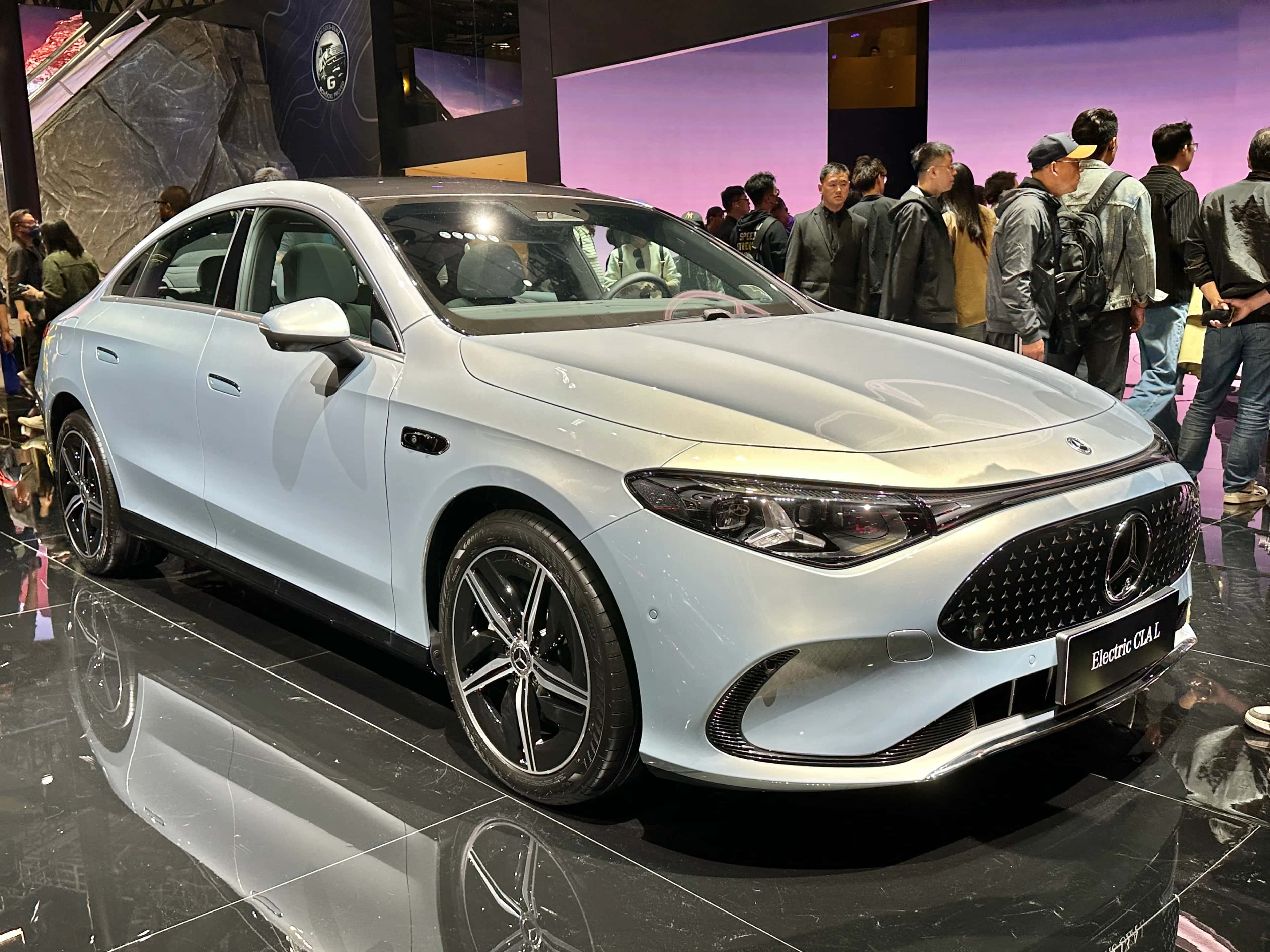 Mercedes CLA 250+ AMG Line 2026, vue de trois quarts avant, calandre fermée illuminée et signature lumineuse Mercedes-Benz