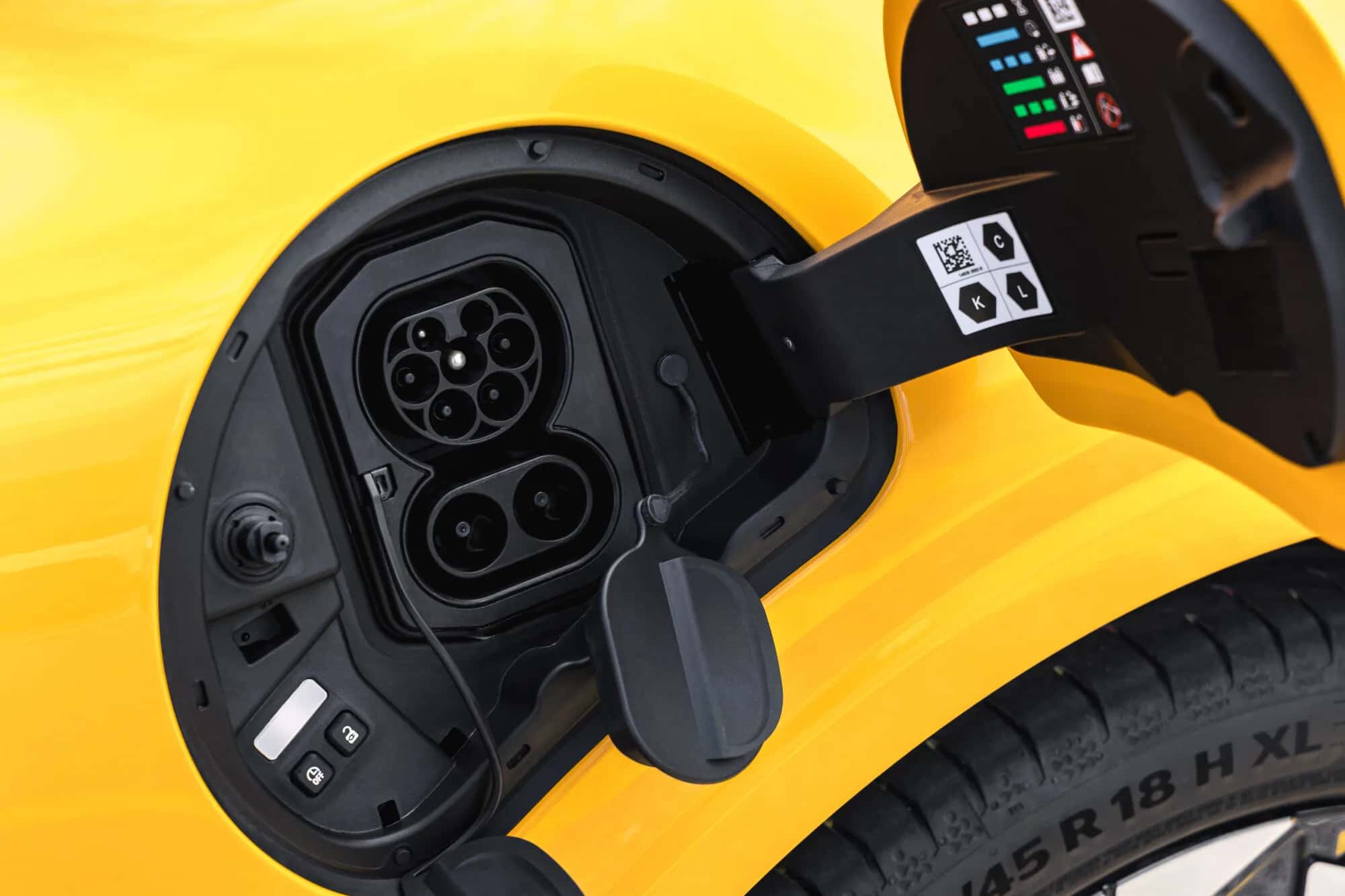 Trappe de recharge Renault Twingo Techno 2026, prise CCS Combo (Type 2 AC + DC 50 kW), pictogrammes des temps de charge sur la trappe