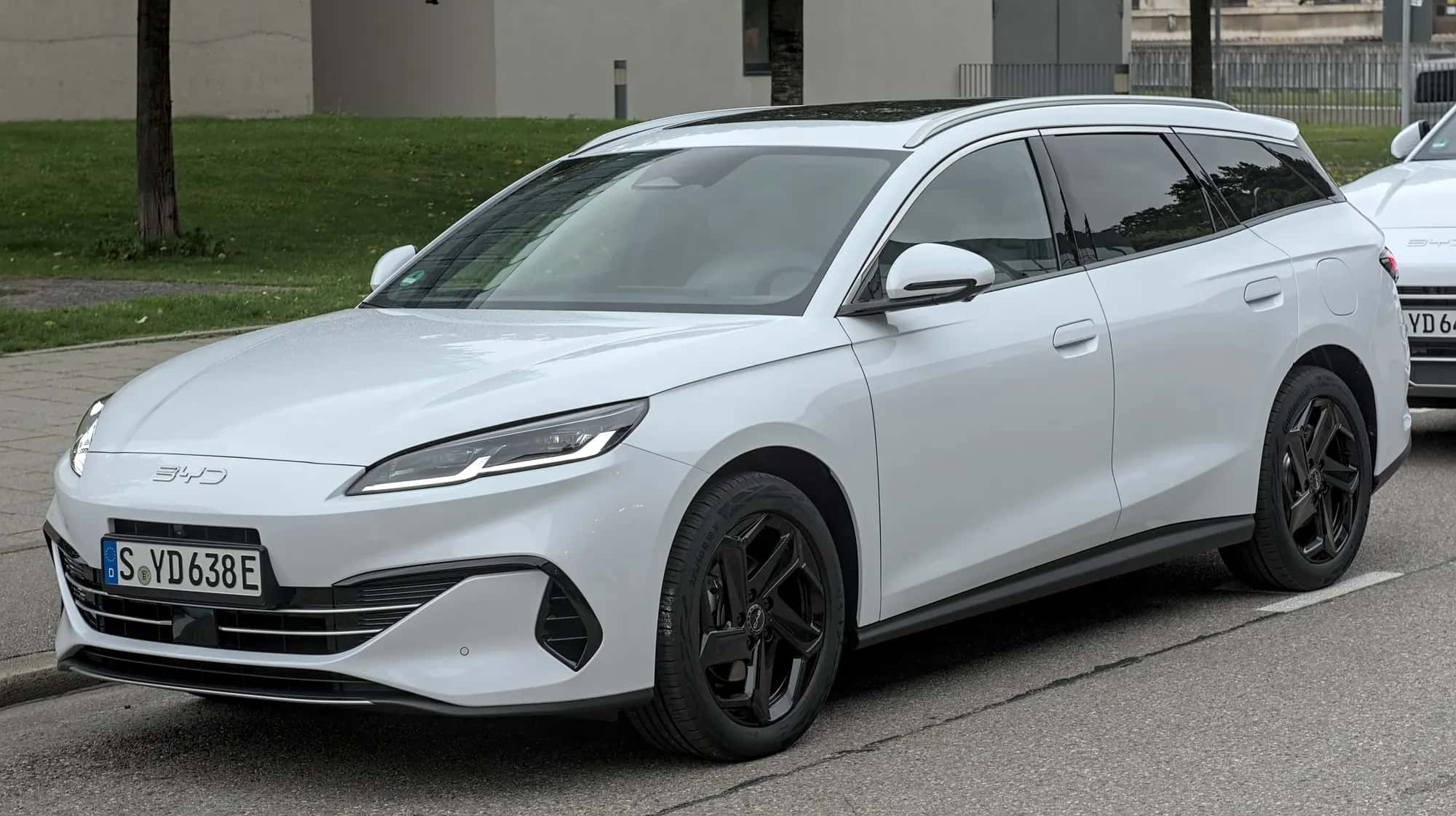 Le break BYD Seal 6 DM-i Touring blanc vu de trois quarts avant