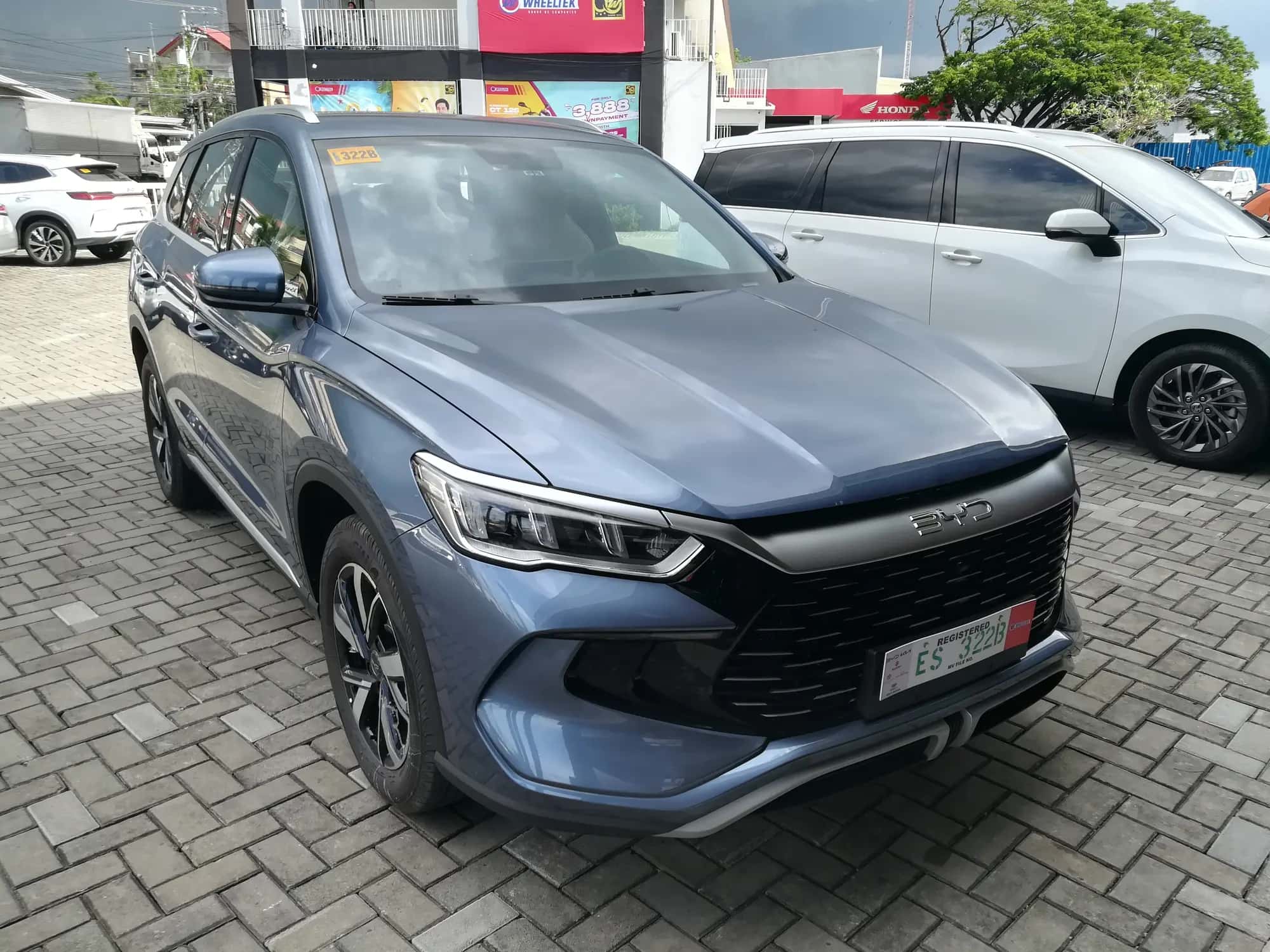Le SUV BYD Sealion 5 DM-i bleu vu de trois quarts avant