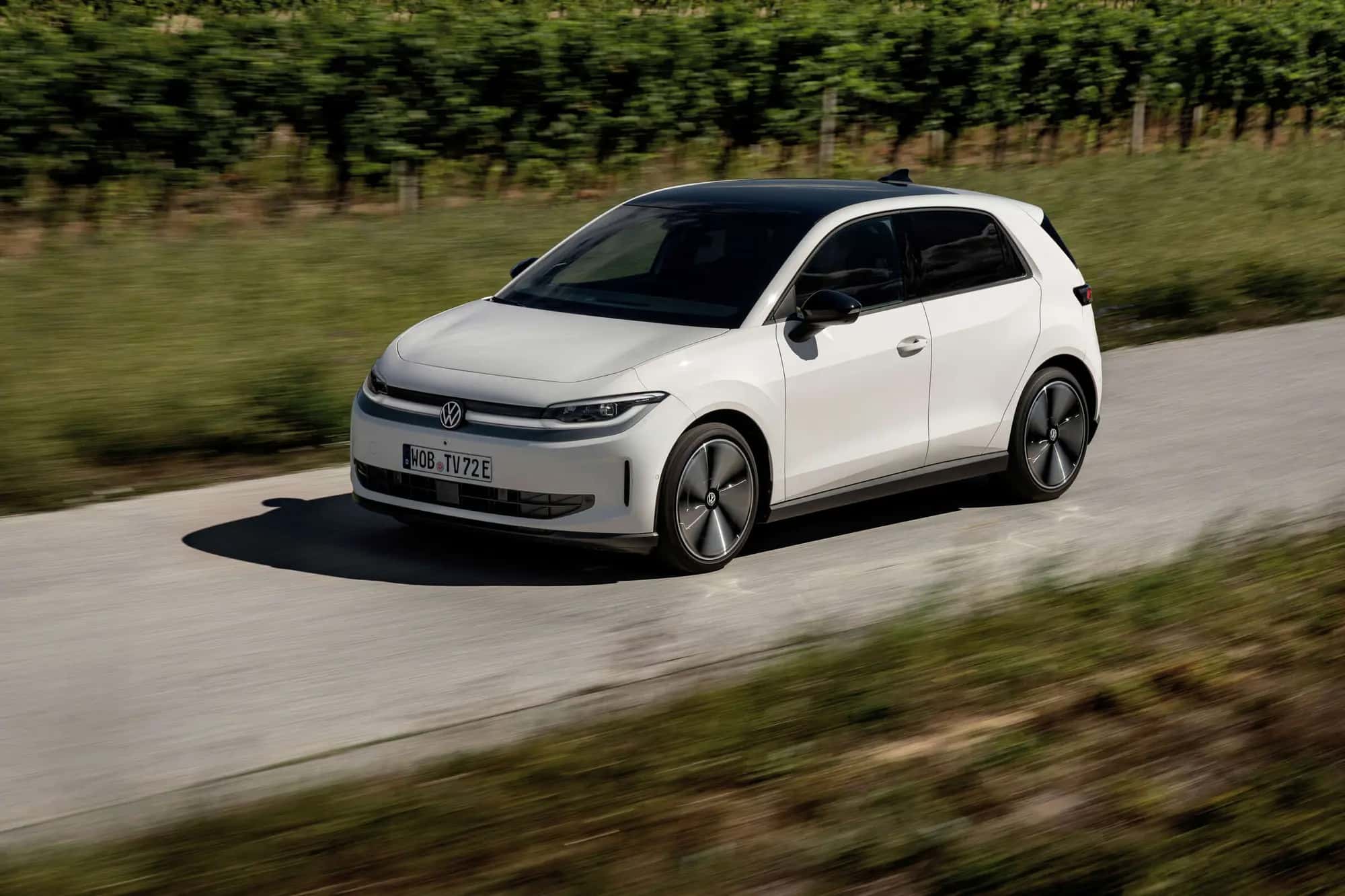 La Volkswagen ID. Polo blanche vue de trois quarts avant sur une route de campagne