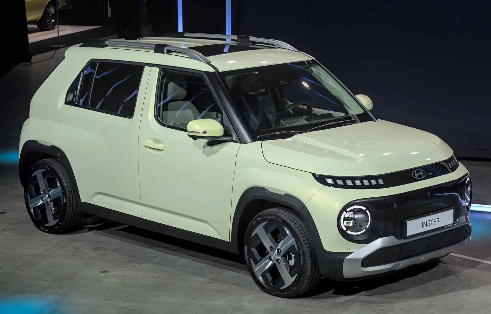La citadine Hyundai Inster vert clair vue de trois quarts avant
