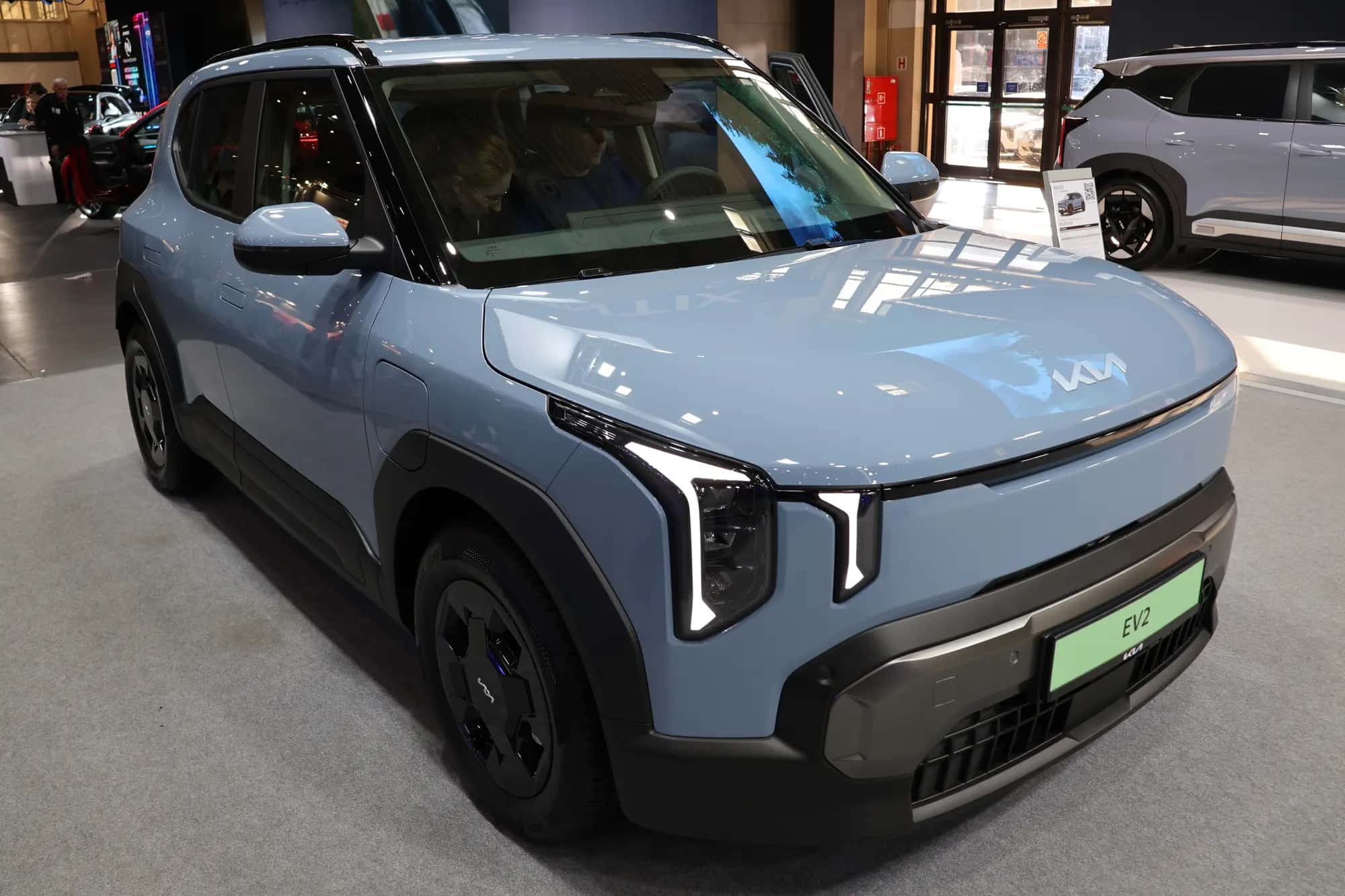 Le Kia EV2 bleu clair vu de trois quarts avant au salon de Poznań
