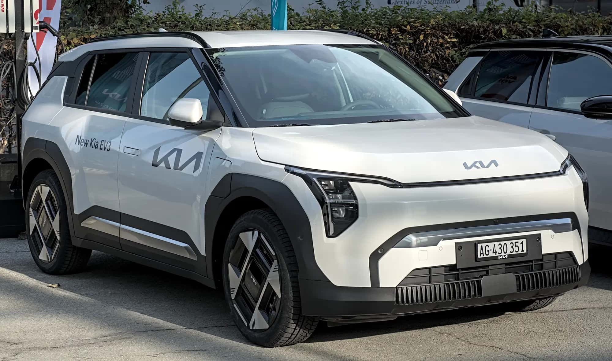 Le Kia EV3 blanc vu de trois quarts avant au salon de Zurich