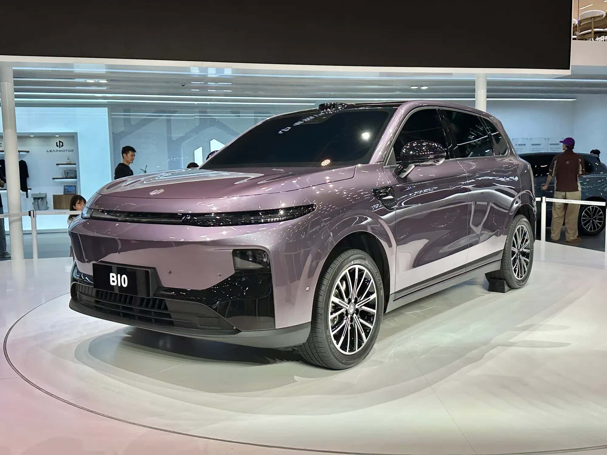 Le SUV Leapmotor B10 mauve vu de trois quarts avant sur un plateau d'exposition