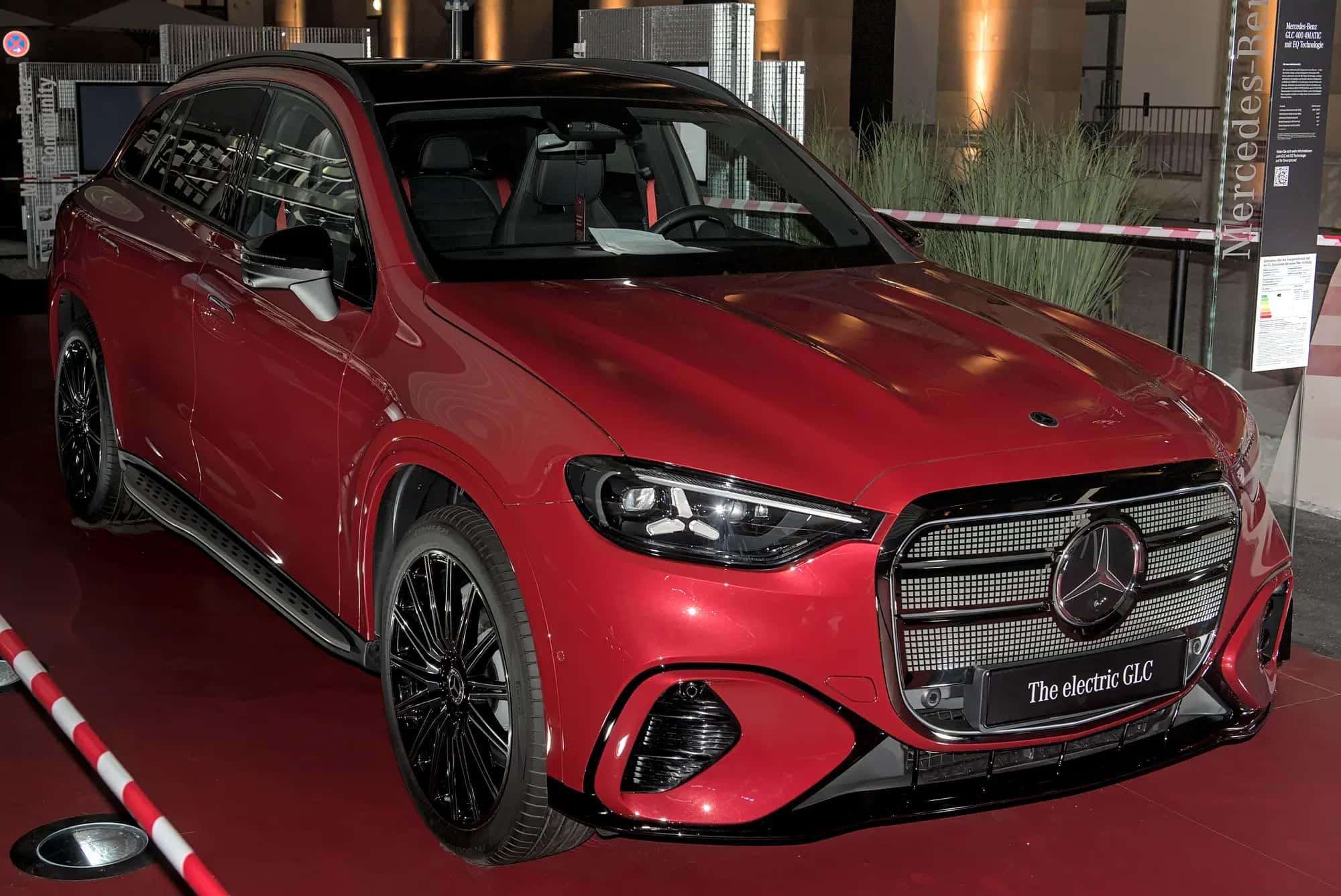 Le Mercedes GLC électrique rouge vu de trois quarts avant au salon IAA 2025