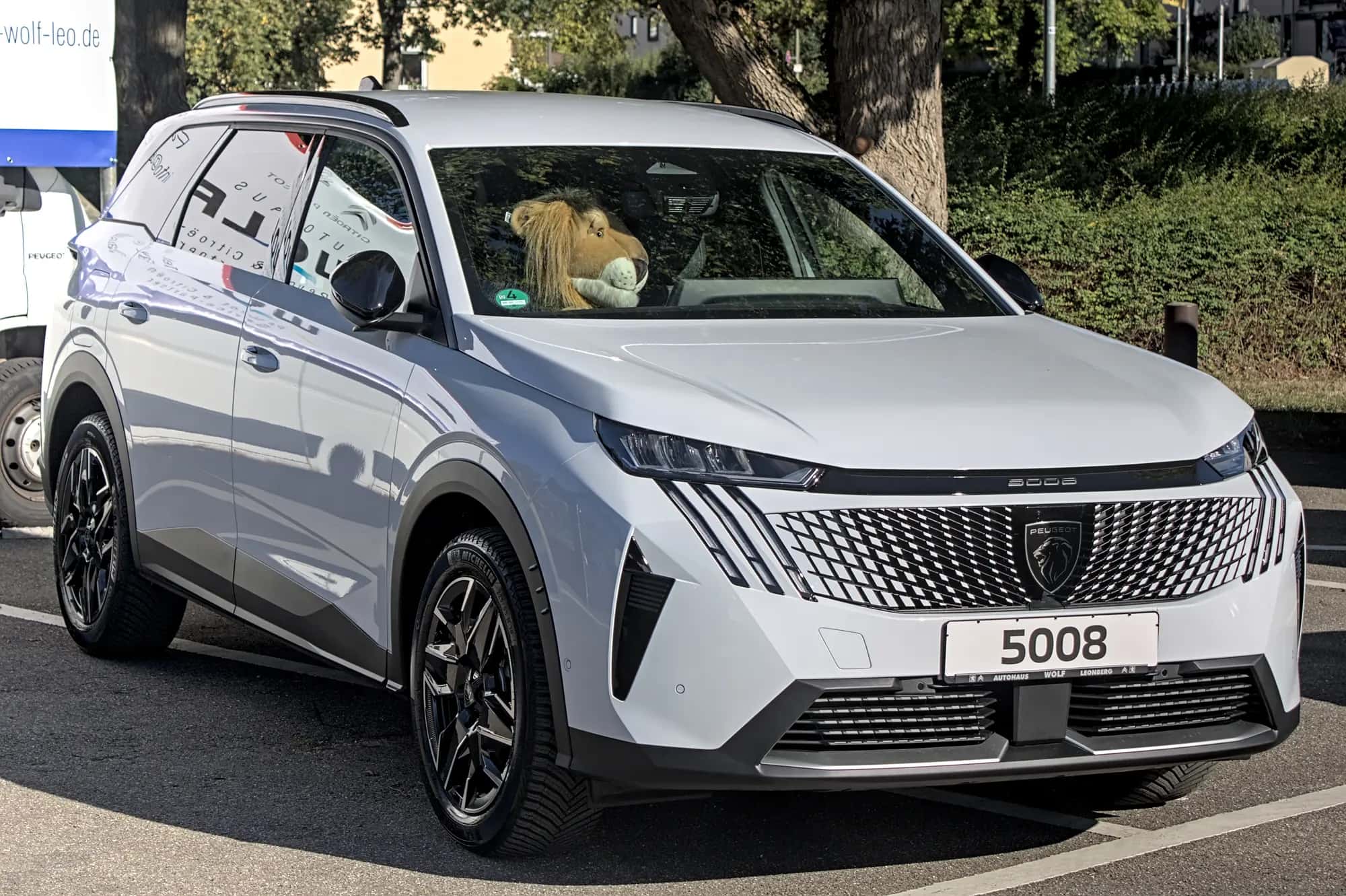 Le Peugeot E-5008 blanc vu de trois quarts avant, calandre à trois griffes