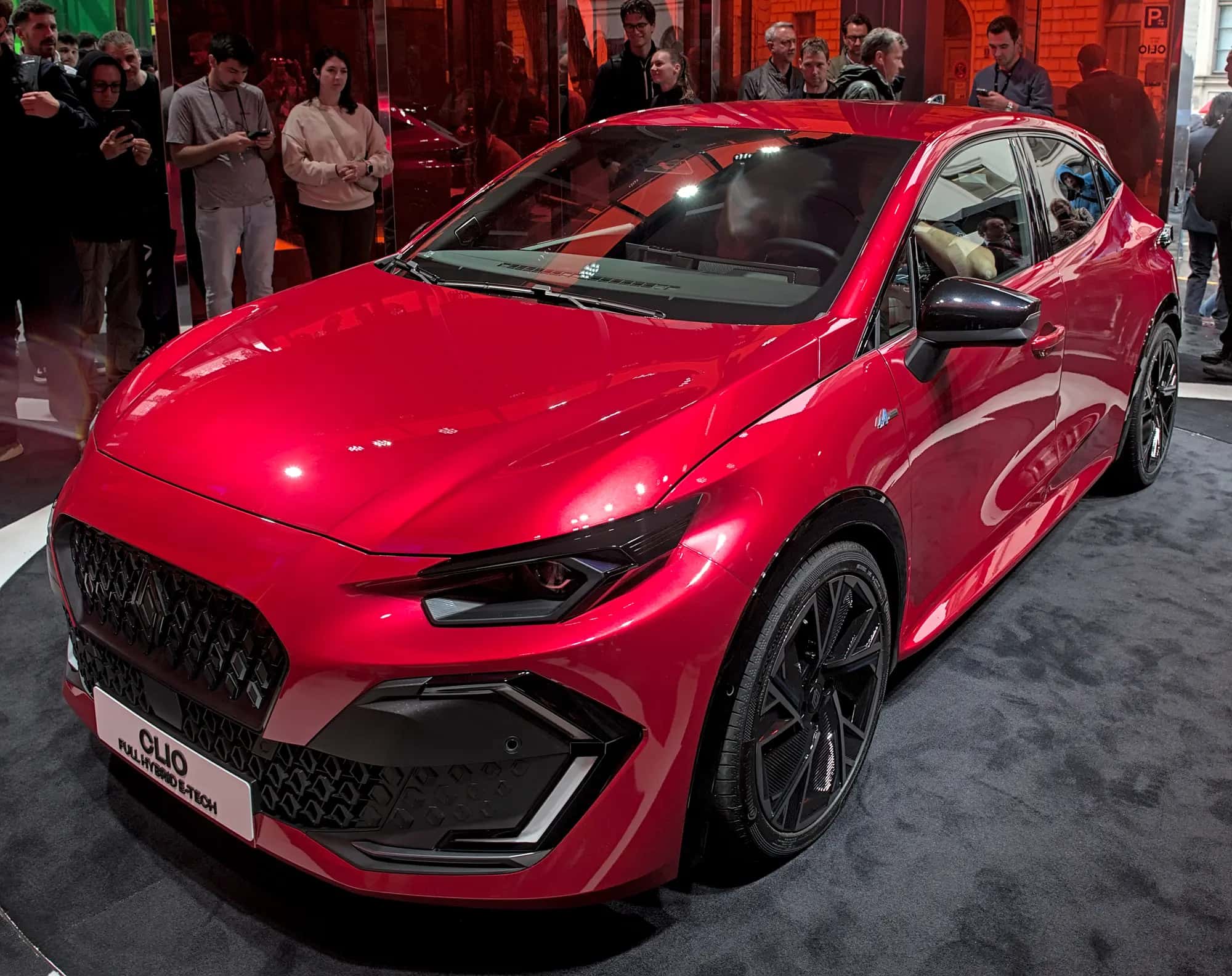 La Renault Clio 6 rouge vue de trois quarts avant sur le salon IAA 2025