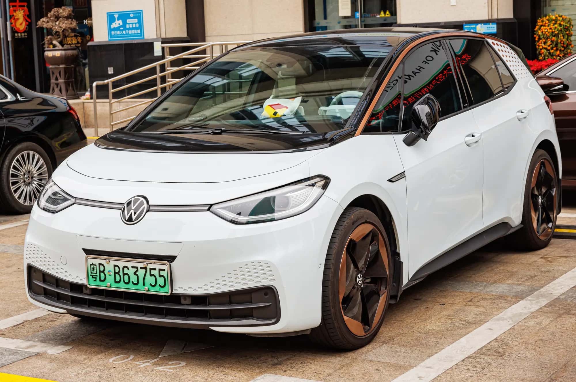 La Volkswagen ID.3 blanche vue de trois quarts avant, jantes cuivrées