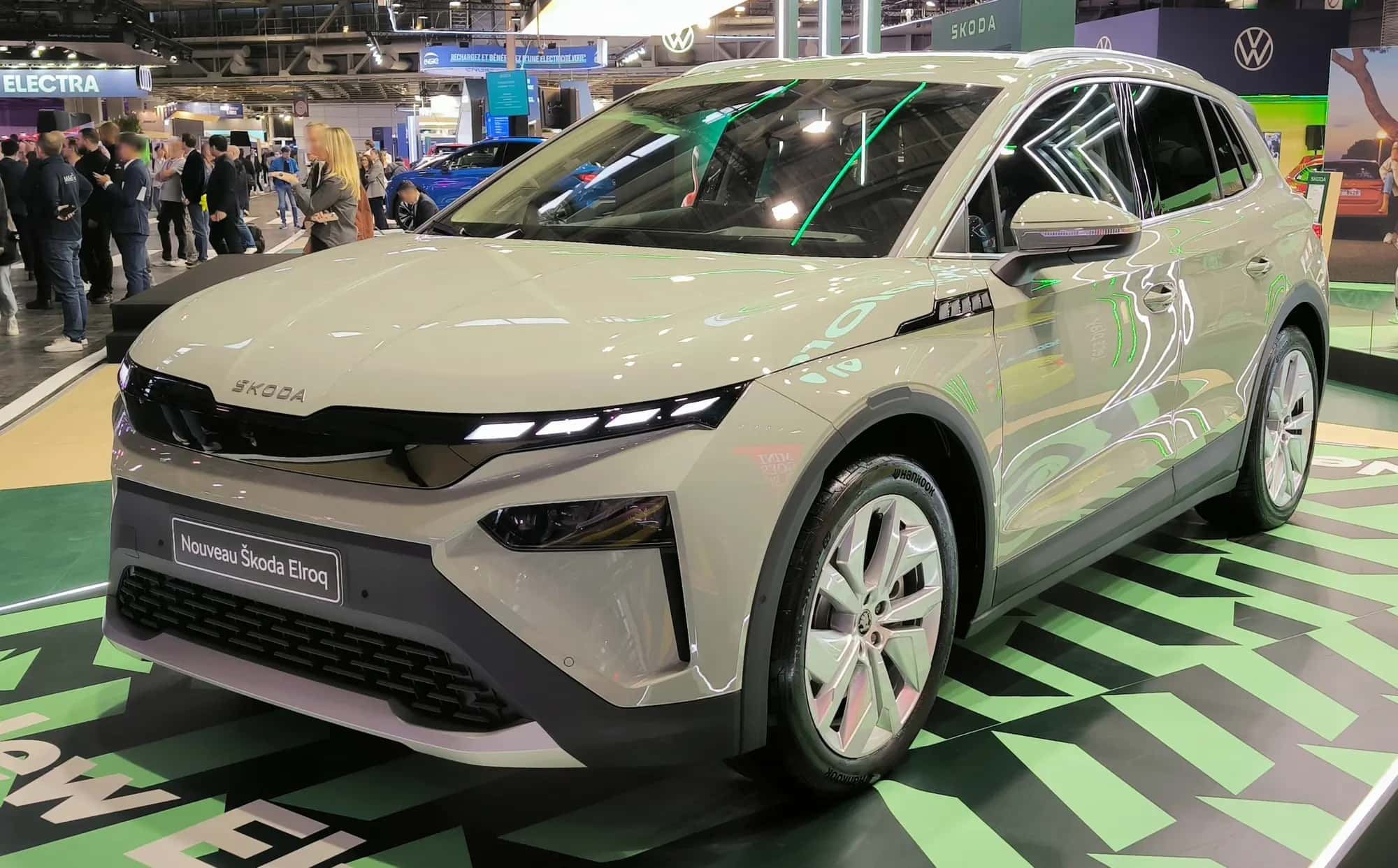 Le Škoda Elroq beige vu de trois quarts avant sur un stand de salon