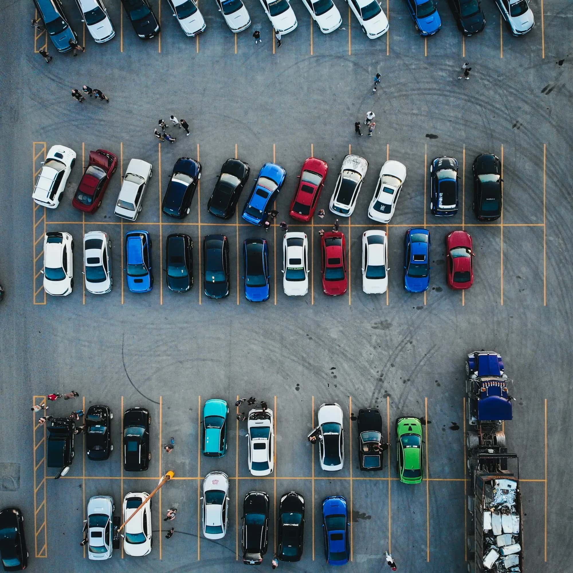 Vue aérienne d'un parking d'entreprise rempli de voitures alignées