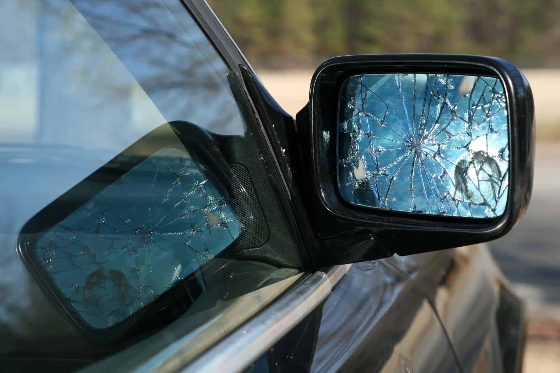Le miroir brisé d'un rétroviseur extérieur de voiture, en gros plan