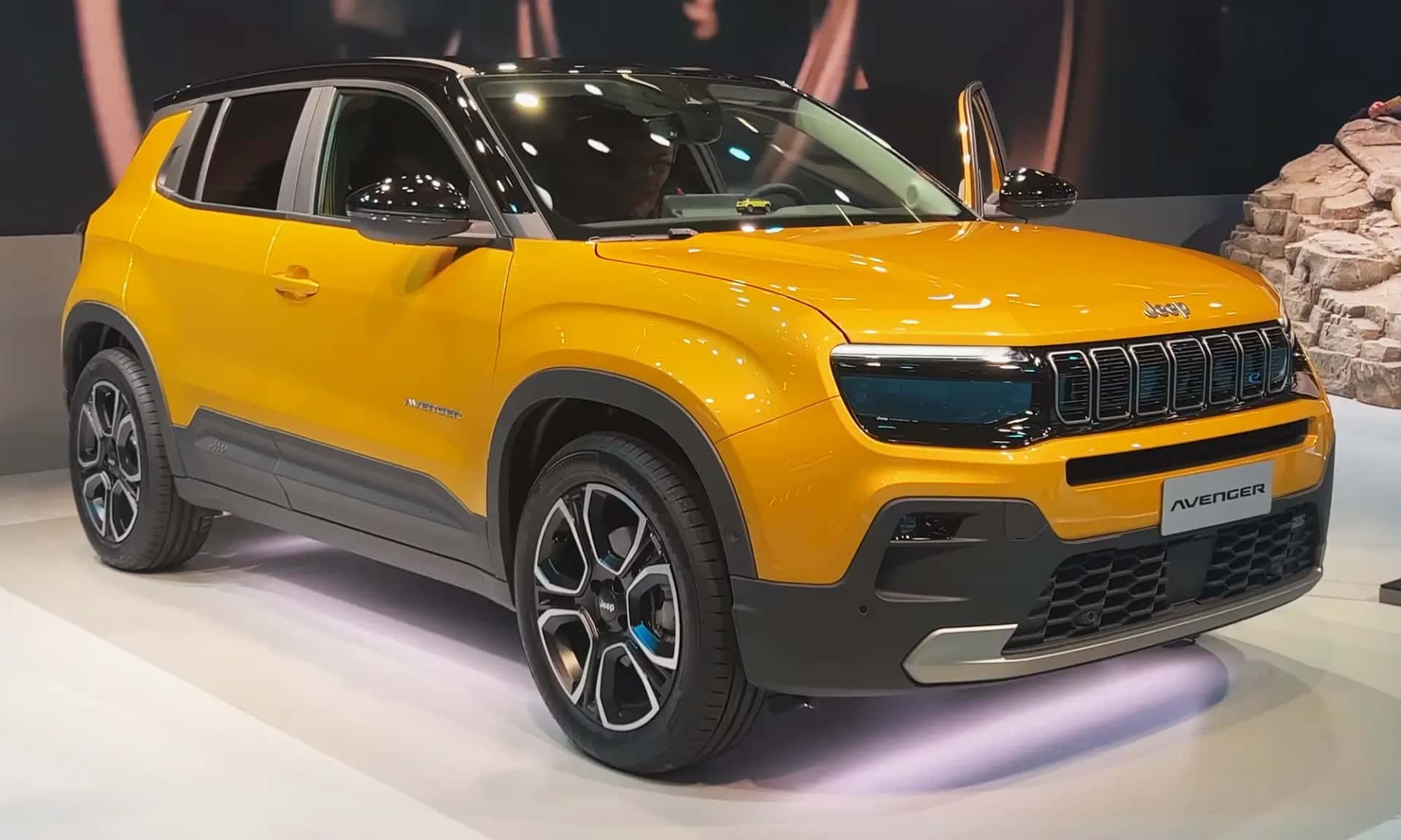Vue de face du Jeep Avenger, SUV compact du groupe Stellantis