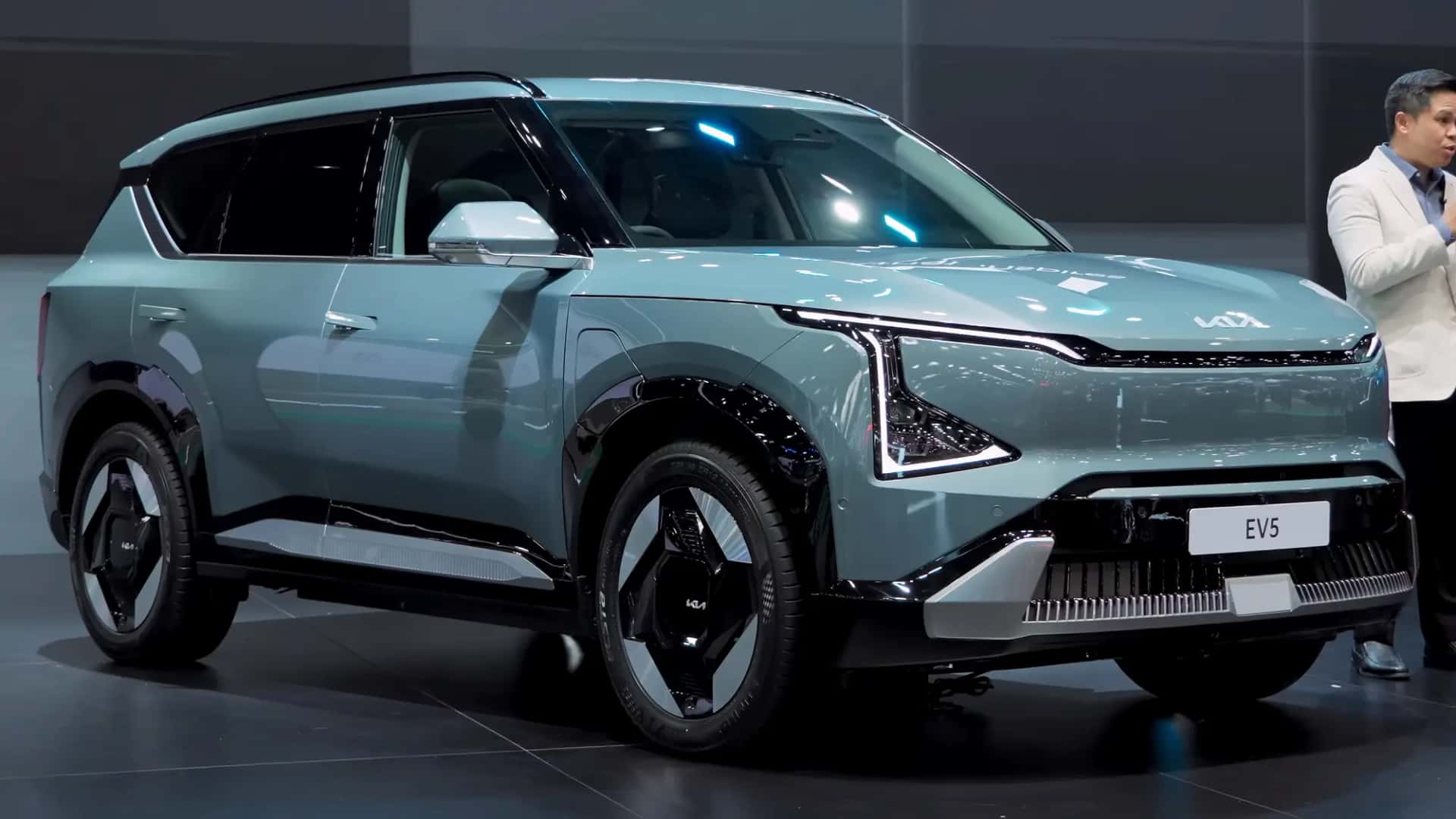 Le SUV Kia EV5 vert d'eau vu de trois quarts avant