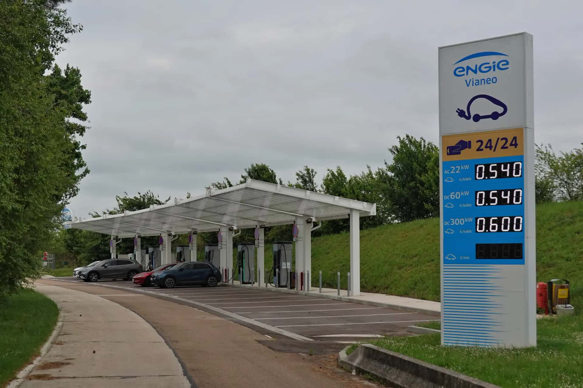 Borne de recharge Engie Vianeo sur une aire d'autoroute en France