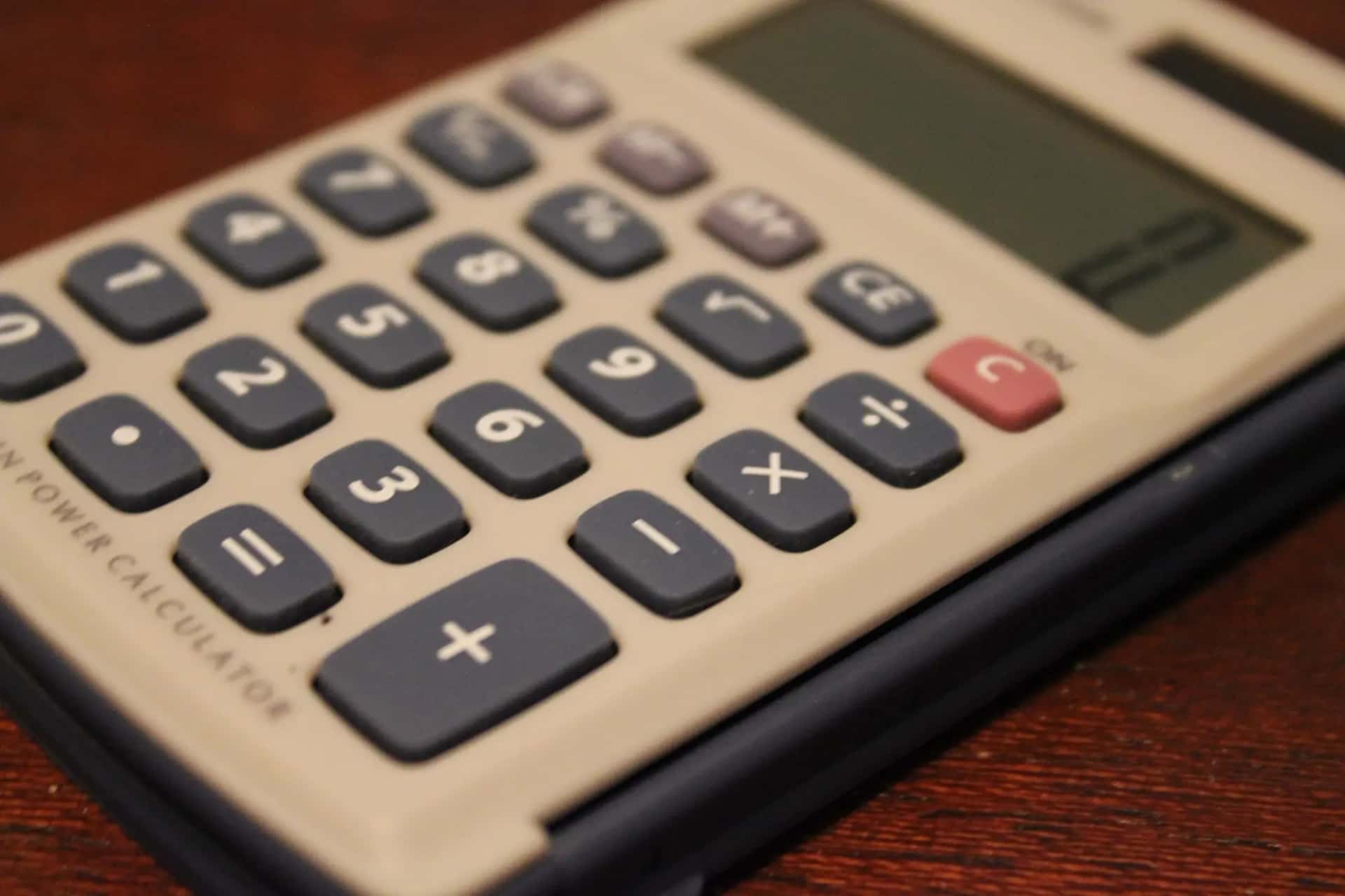 Gros plan sur le clavier d'une calculatrice de bureau