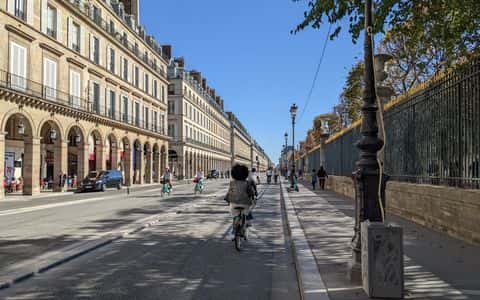 Des cyclistes circulent sur la piste cyclable de la rue de Rivoli, à Paris