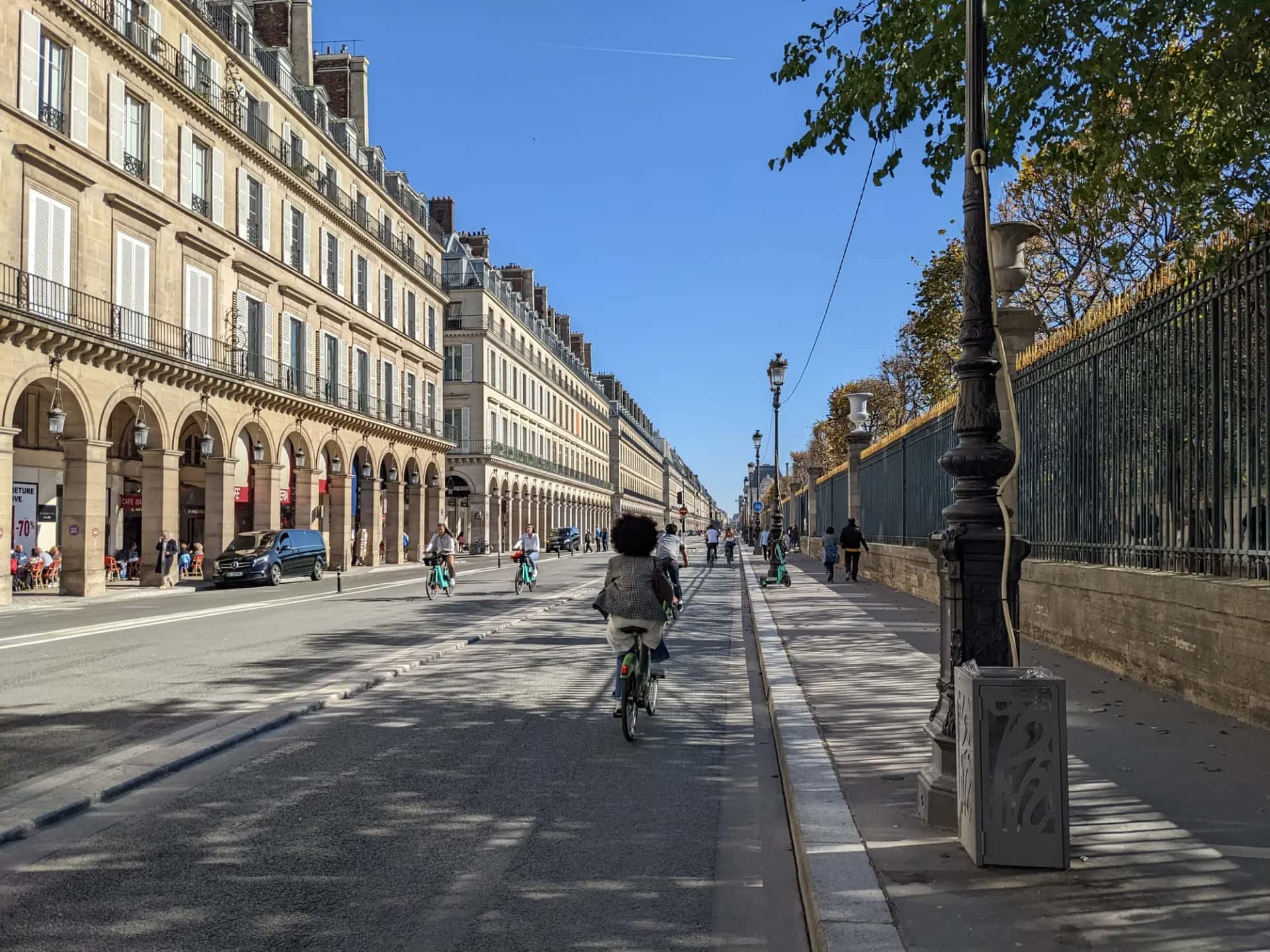 Des cyclistes circulent sur la piste cyclable de la rue de Rivoli, à Paris