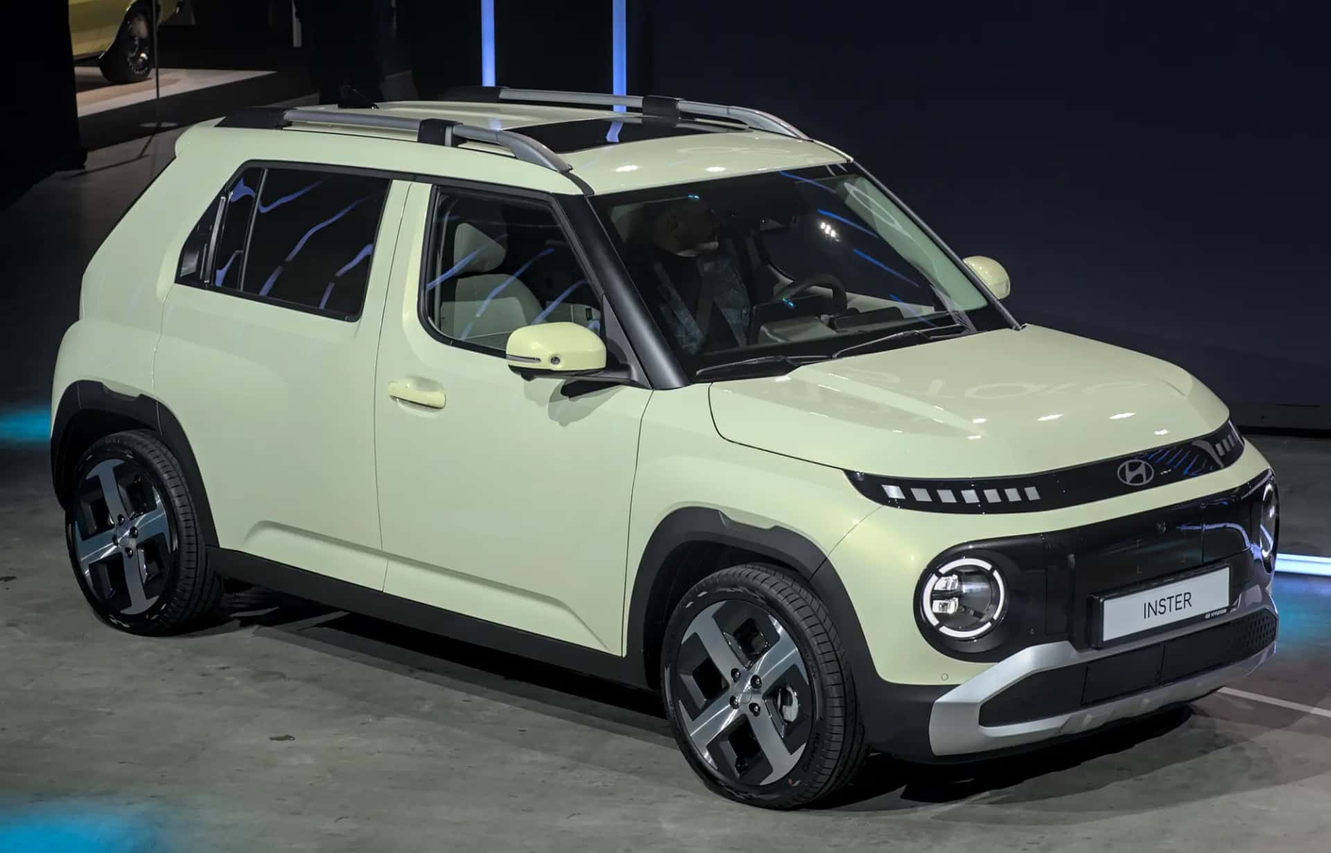 La citadine Hyundai Inster vert clair vue de trois quarts avant