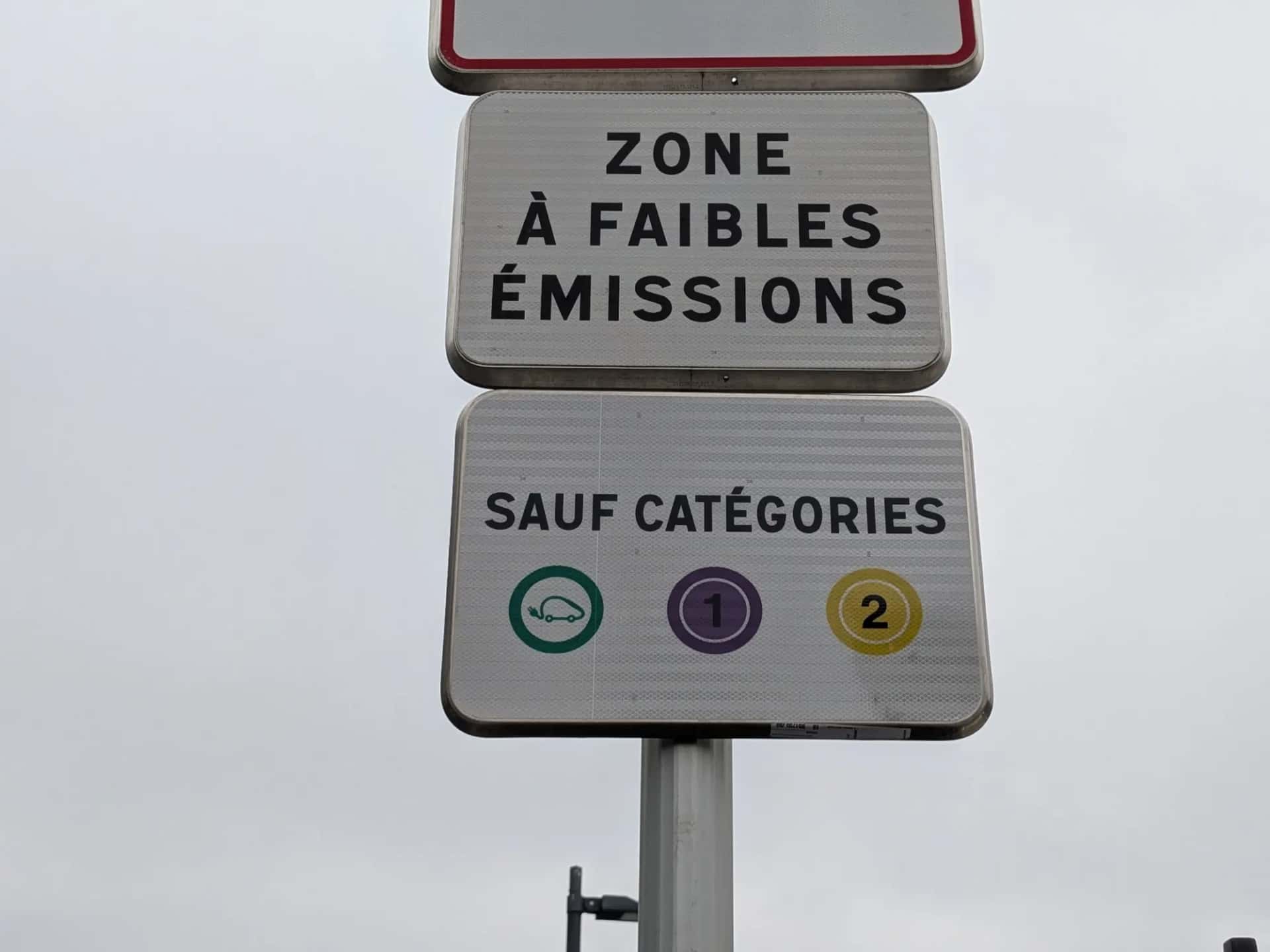 Panneau routier signalant l'entrée dans la zone à faibles émissions de Lyon