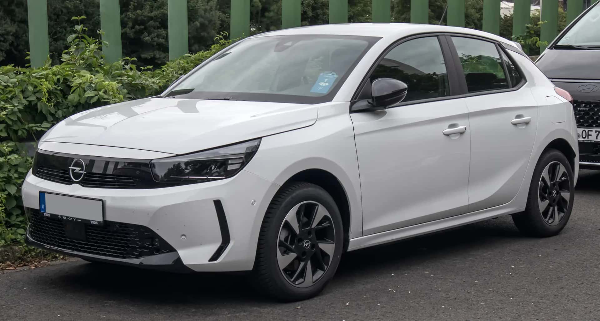 Opel Corsa Electric blanche restylée vue de trois quarts avant, avec la face avant Vizor noire