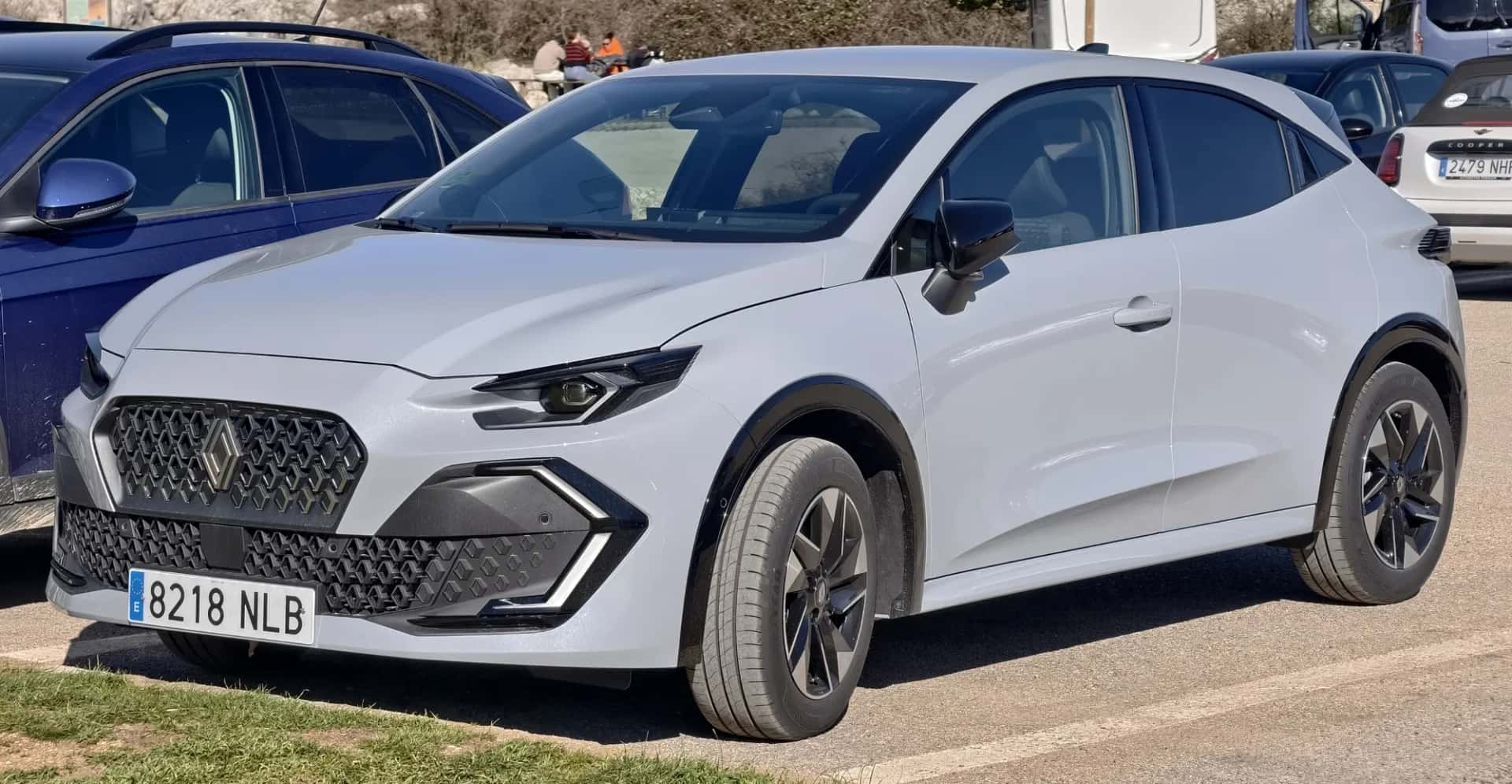 Renault Clio TCe Techno vue de face, modèle essence courant dans les flottes d'entreprise