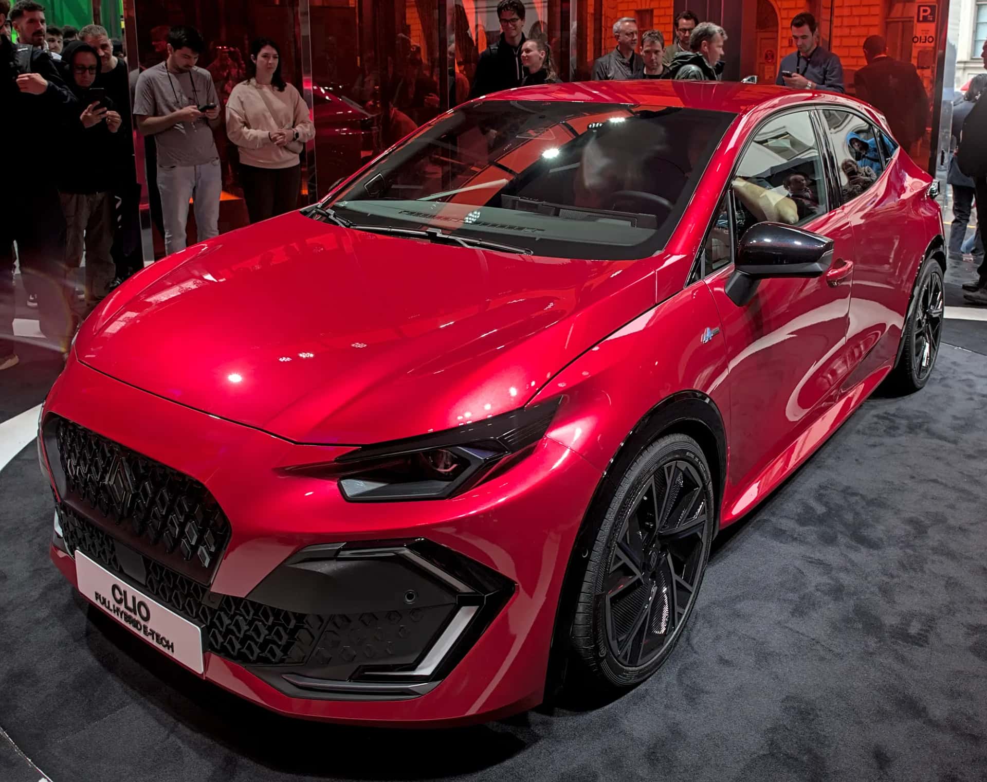 La Renault Clio 6 rouge vue de trois quarts avant sur le salon IAA 2025