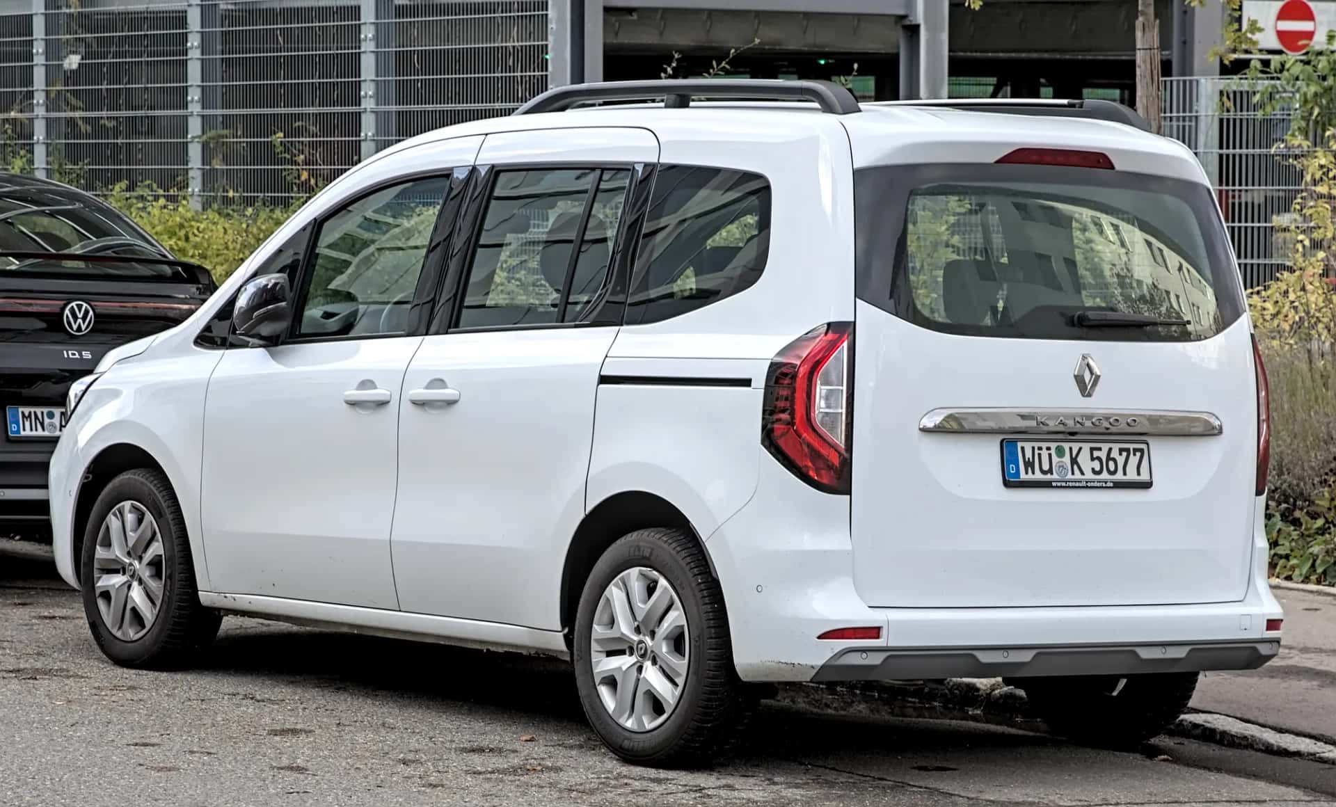 Renault Kangoo III gris photographié de l'extérieur dans une rue de Stuttgart