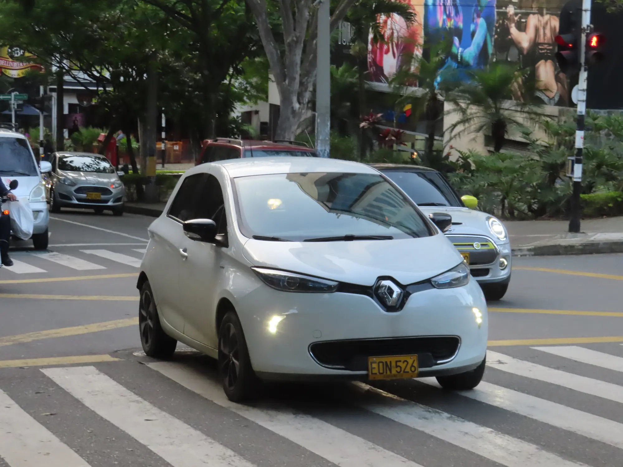 Renault Zoé électrique vue de profil, modèle emblématique des flottes et de l'occasion électrique